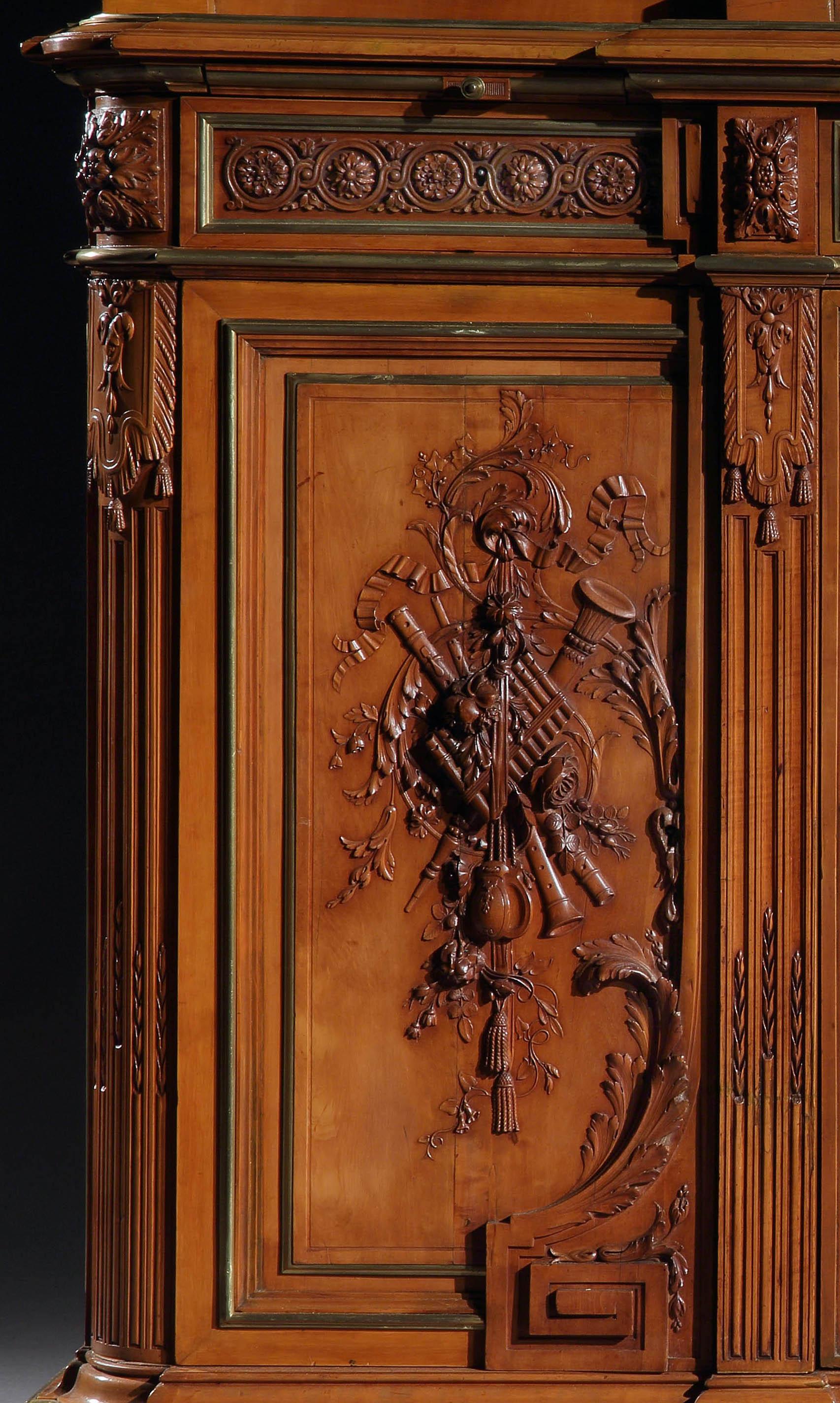 Außergewöhnlicher geschnitzter Schrank aus dem 19. Jahrhundert von Maison Guret aus Paris (Holz) im Angebot