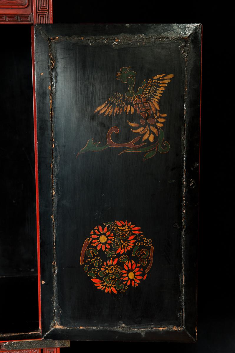  19th Century Japanese Cinnabar / Lacquer Cabinet For Sale 7