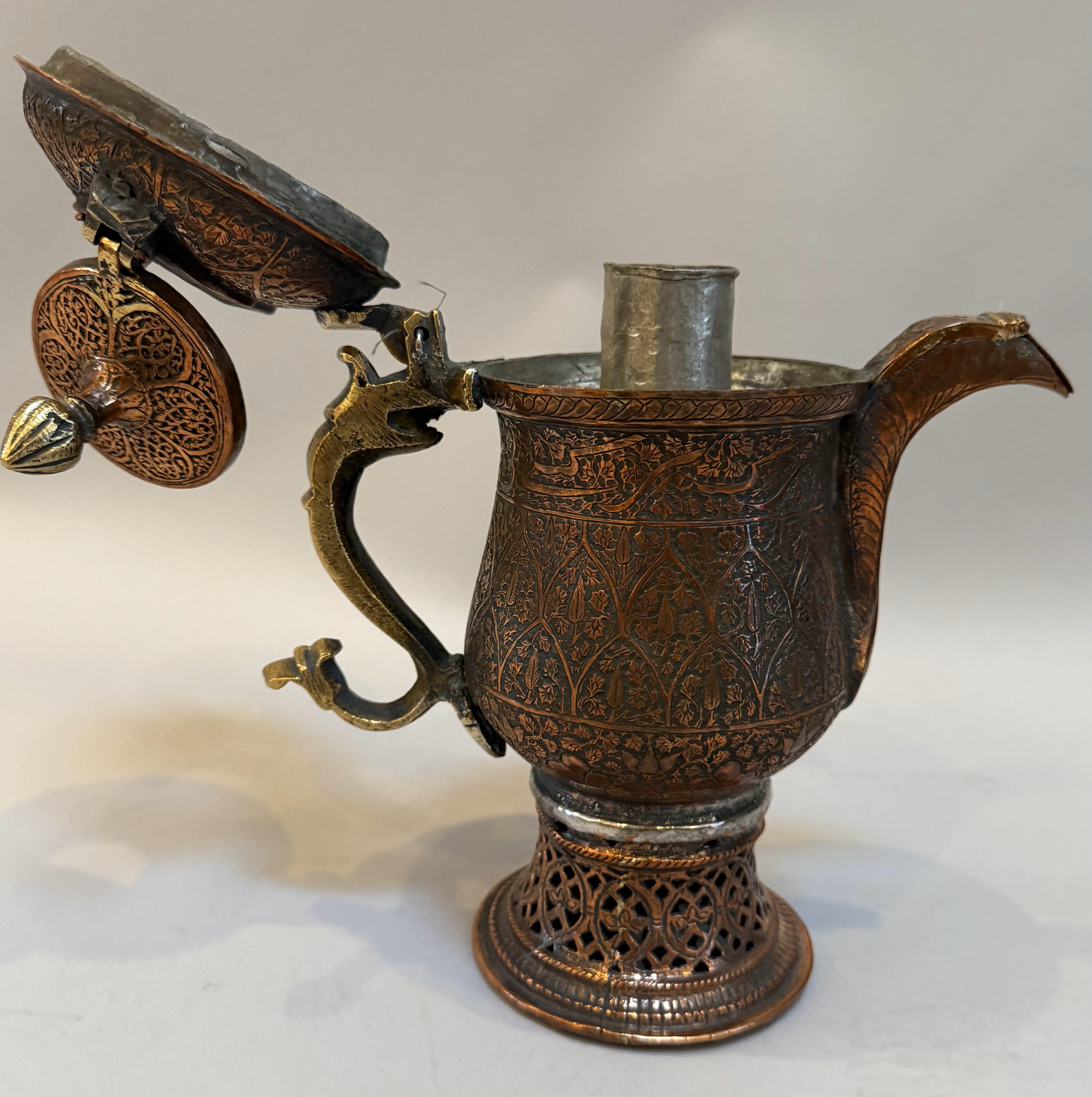 Extraordinaria urna de café turca de cobre y latón del siglo XIX en venta 4