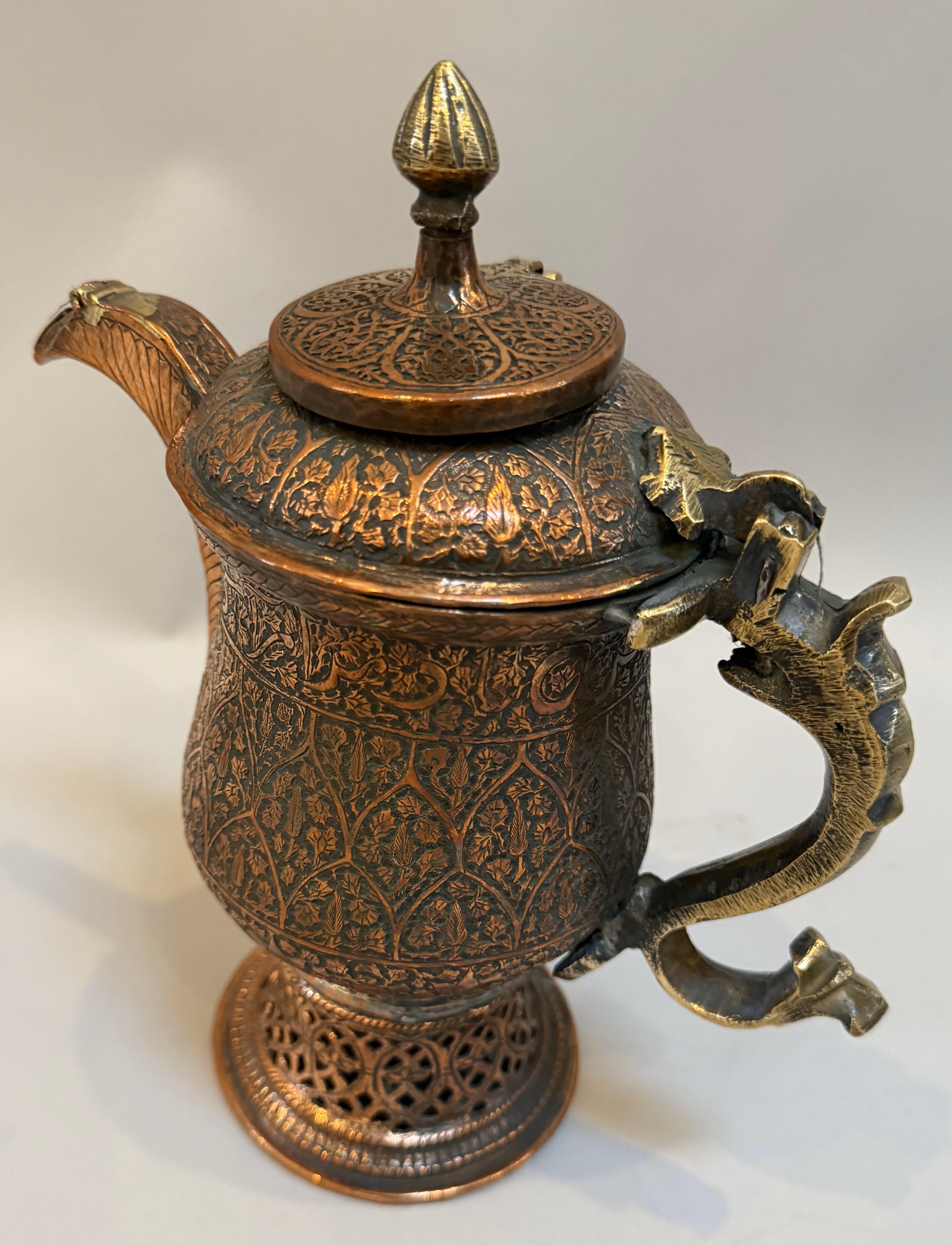 Extraordinaria urna de café turca de cobre y latón del siglo XIX. Intrincados diseños florales geométricos martillados y letras islámicas. Con asa de latón macizo con motivo de dragón sobre base decorativa calada, con interior original de percolador