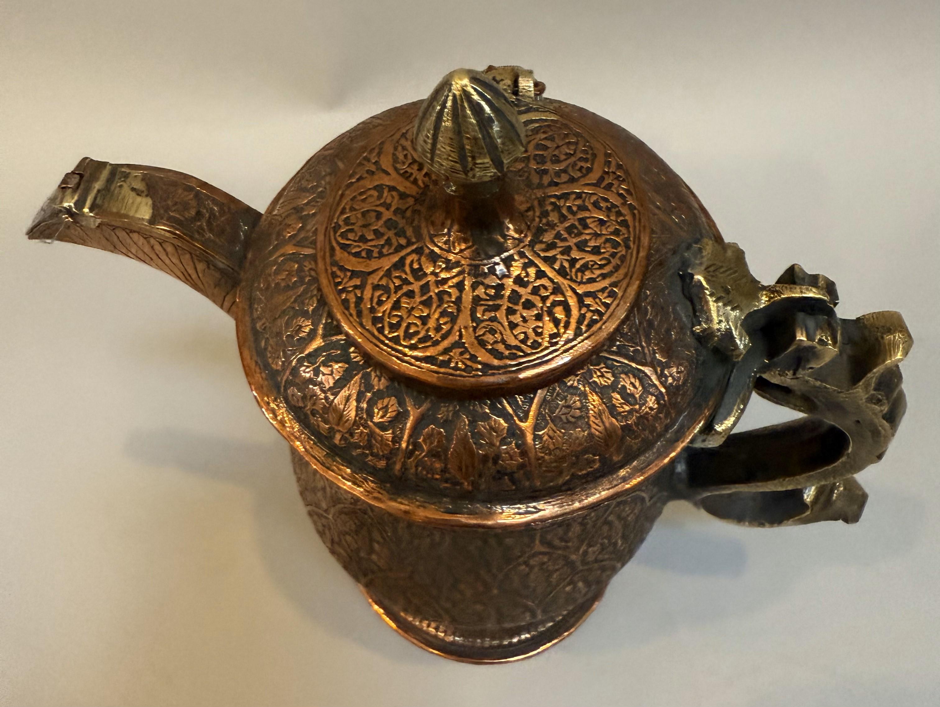 Extraordinaria urna de café turca de cobre y latón del siglo XIX Martillado en venta