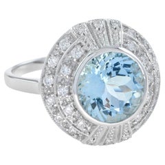 Extraordinaire bague en or blanc 18 carats avec aigue-marine de 2,2 carats et halo de diamants