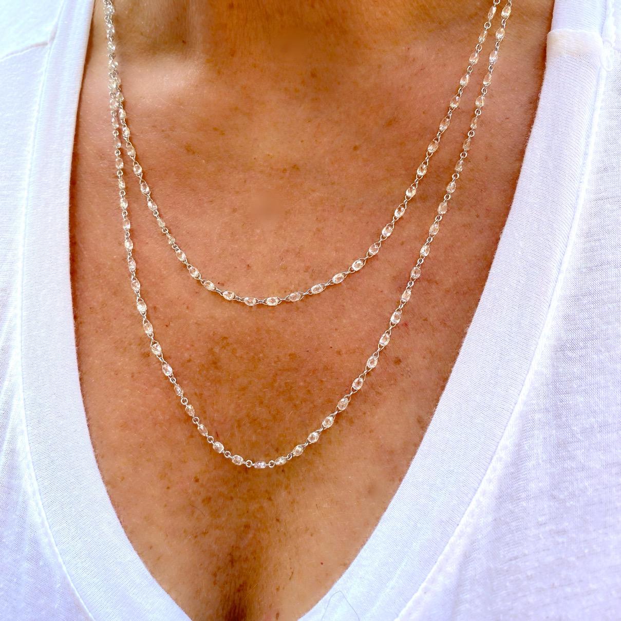 Un véritable coup d'éclat ! Ce collier en or blanc 18 carats est composé de 23,05 carats de diamants briolettes parfaitement taillés et percés de manière experte afin que la chaîne en or puisse se relier aux pierres ! Les diamants en forme d'ananas