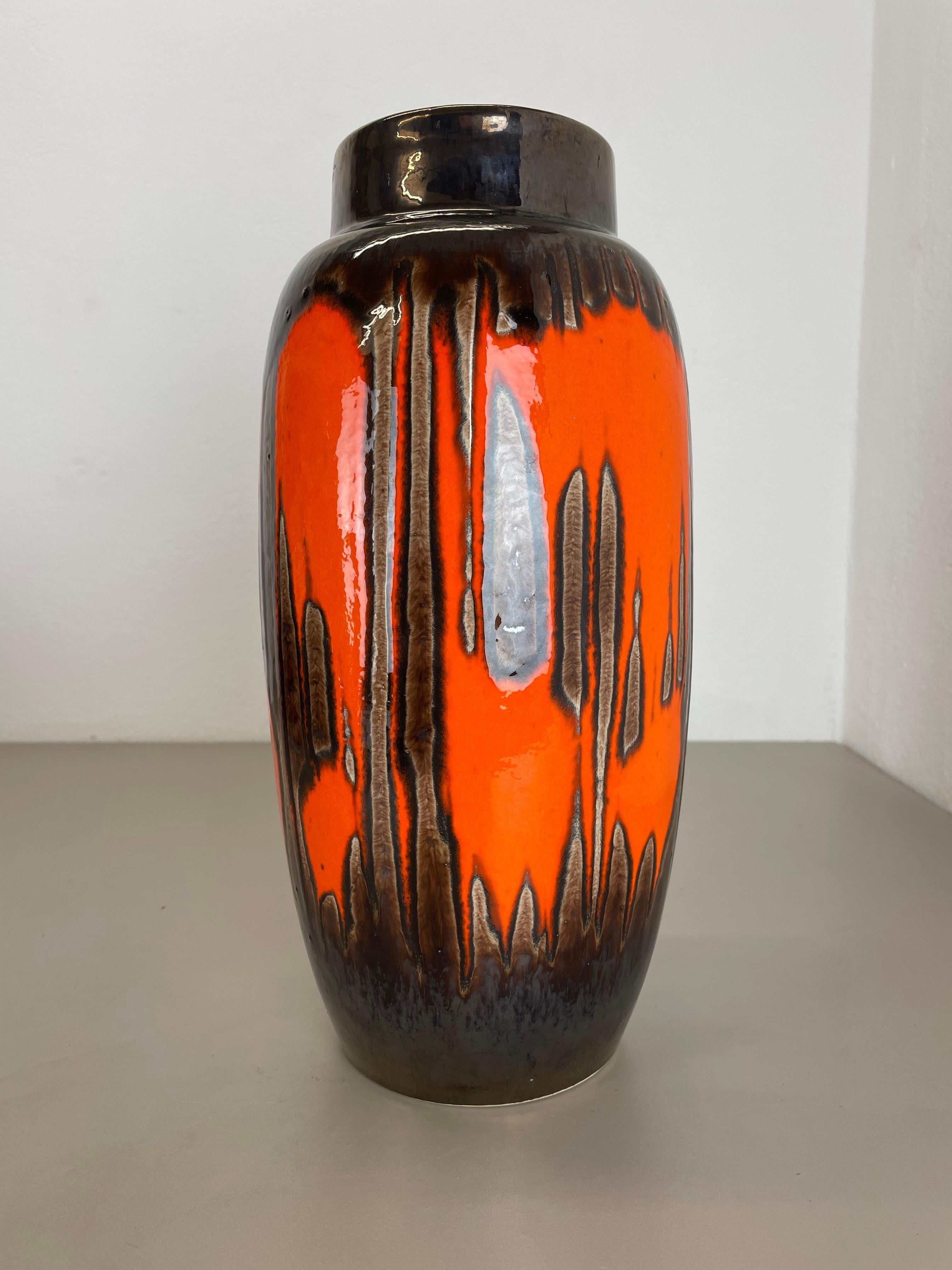 Artikel:

Fett Lava Kunst Vase super selten ZIG ZAG DECOR.



Produzent:

Scheurich, Deutschland



Jahrzehnt:

1970s




Diese originelle Vintage-Vase wurde in den 1970er Jahren in Deutschland von Scheurich hergestellt. Sie ist aus Keramik in