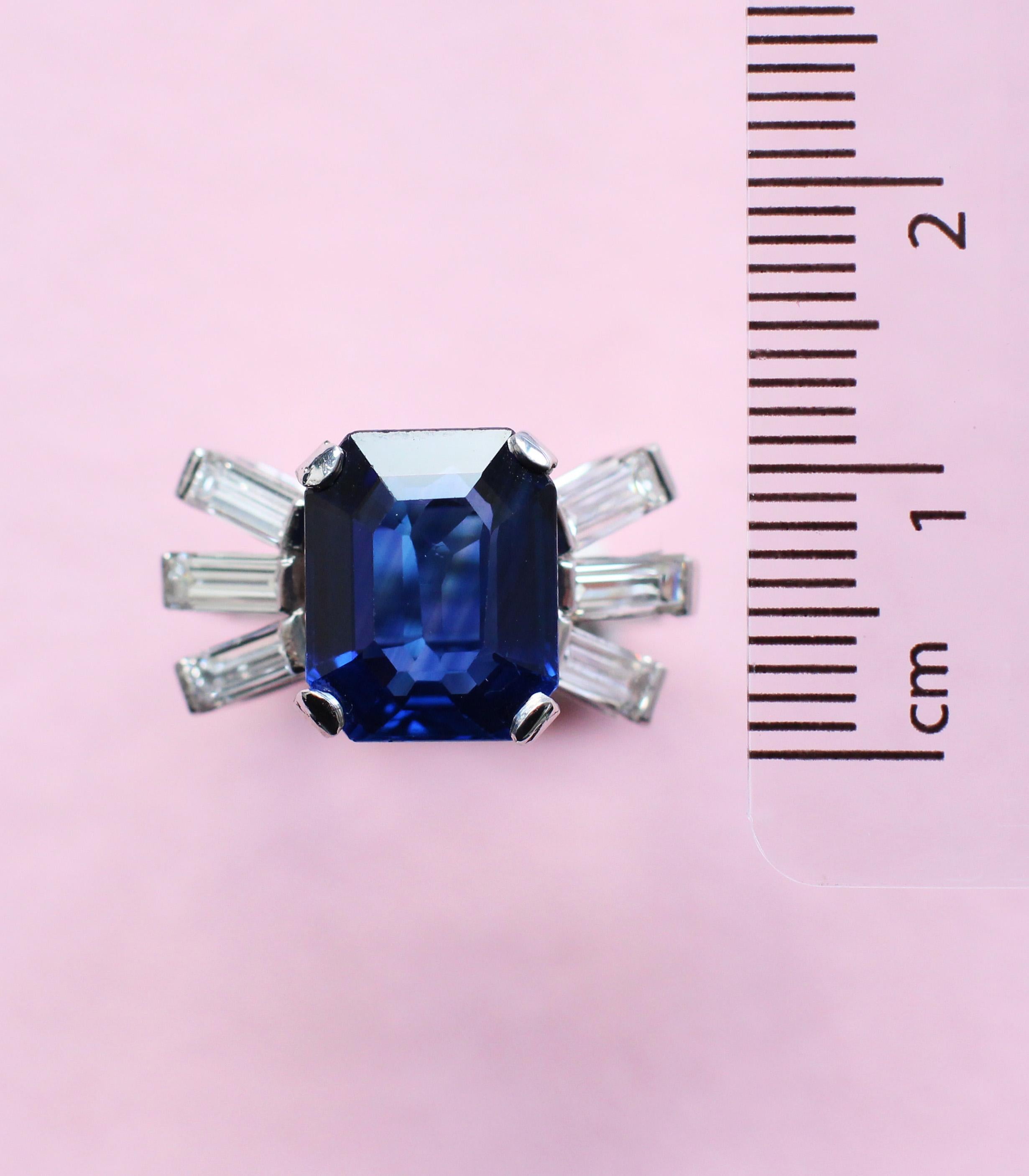 Außergewöhnlicher 5 Karat Saphir und weißer Diamant-Ring aus Platin im Zustand „Hervorragend“ im Angebot in London, GB