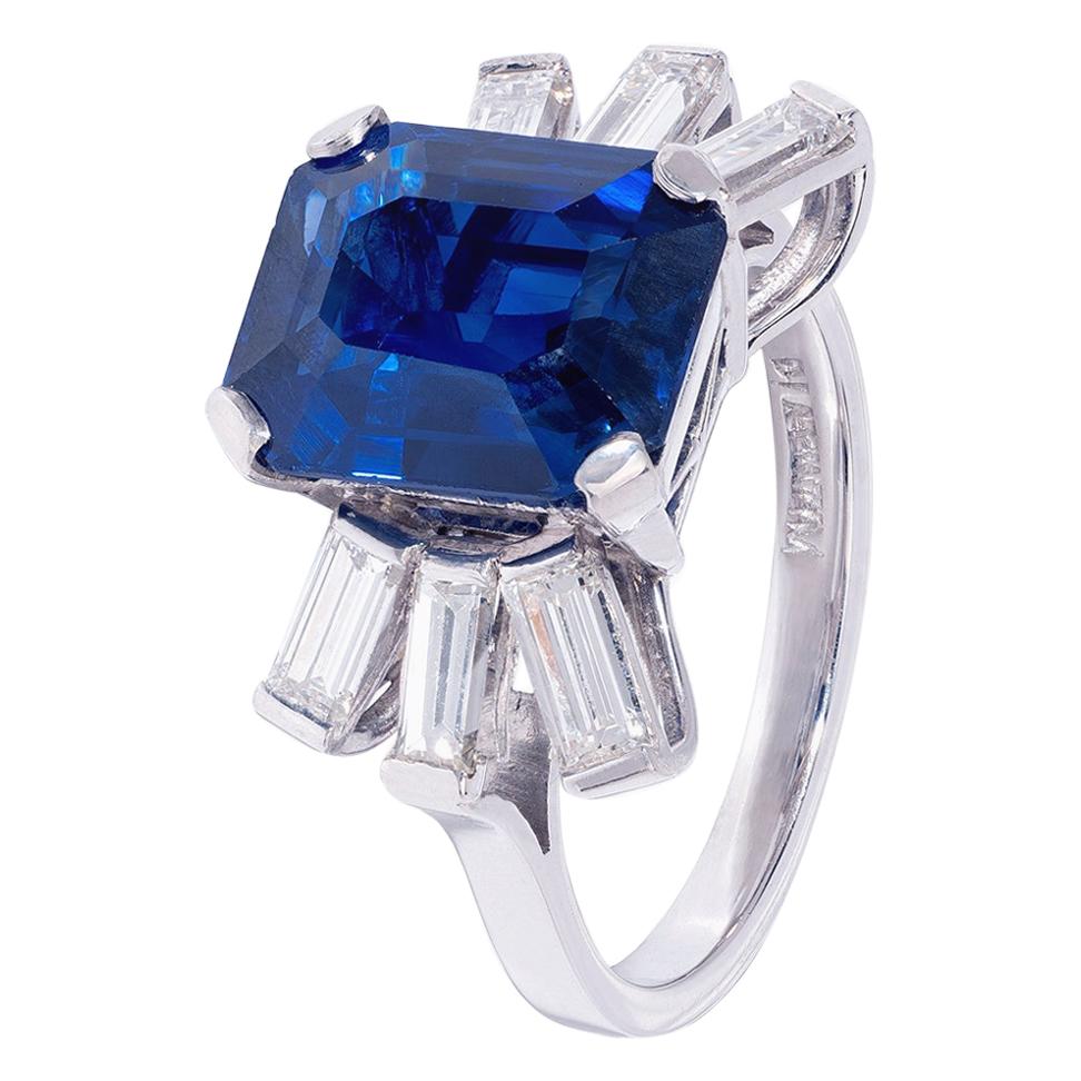 Außergewöhnlicher 5 Karat Saphir und weißer Diamant-Ring aus Platin im Angebot