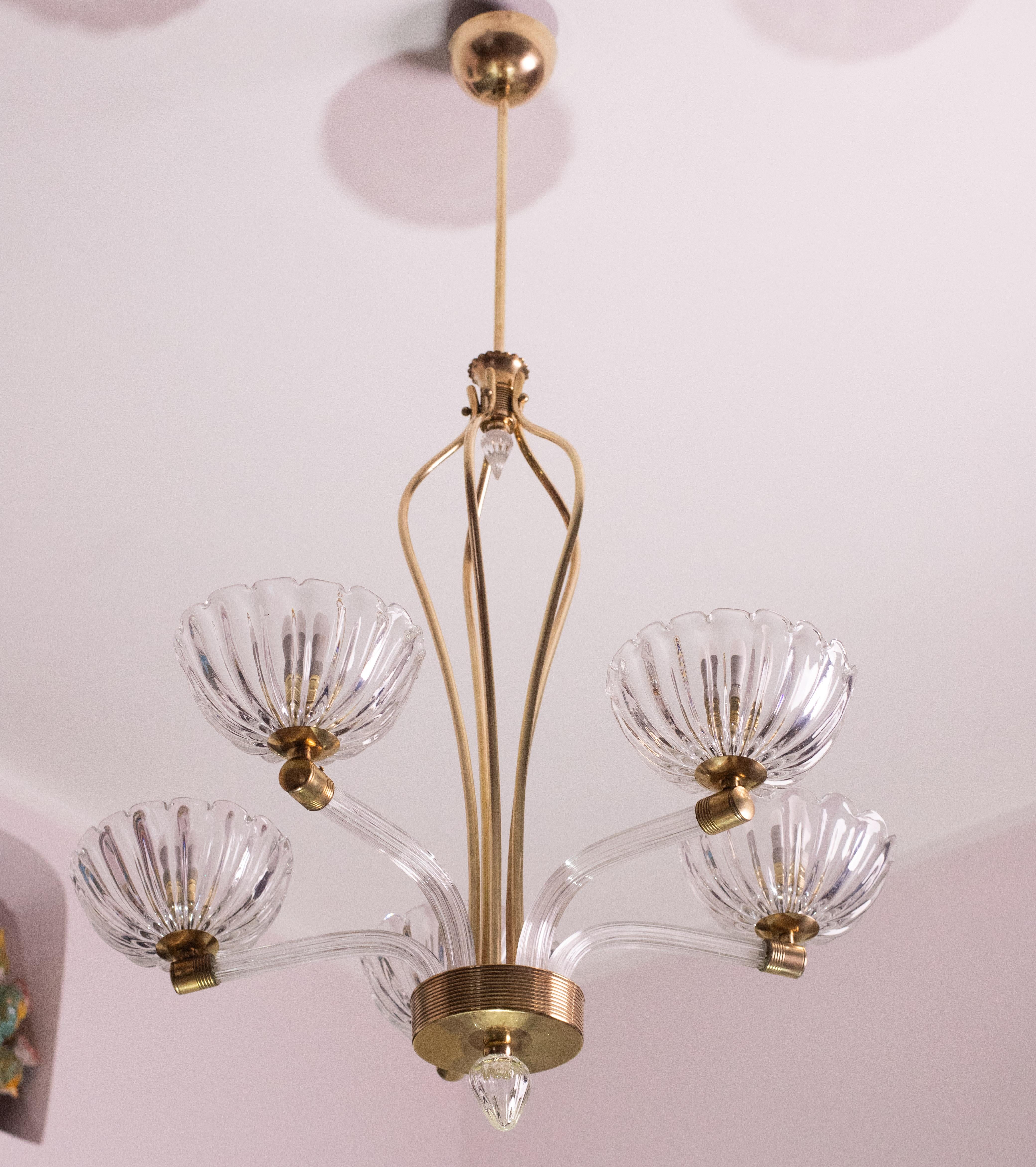 Museale 5-light Murano chandelier, made by Barovier and Toso glassworks.

Production period: 1940s.

The structure of the chandelier consists of a central trunk to which are attached 5 arches, also made of brass, to which the body with arms is