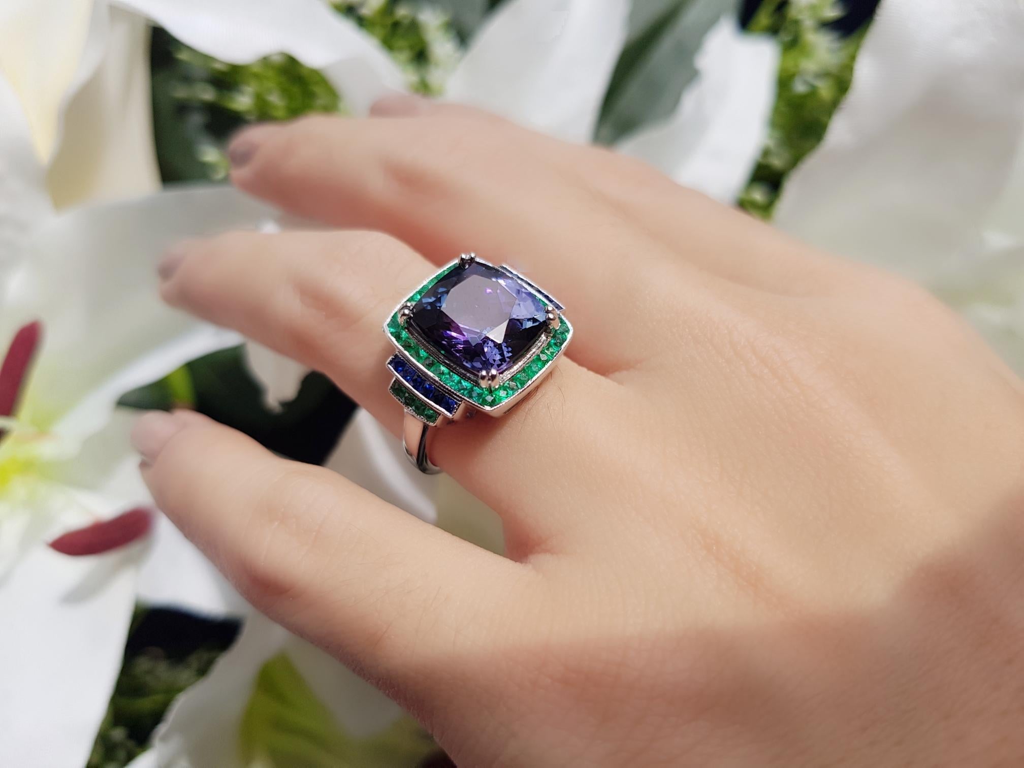 Extraordinary 6.56 Carats Cushion Tanzanite with Emerald and Sapphire Halo Ring 4