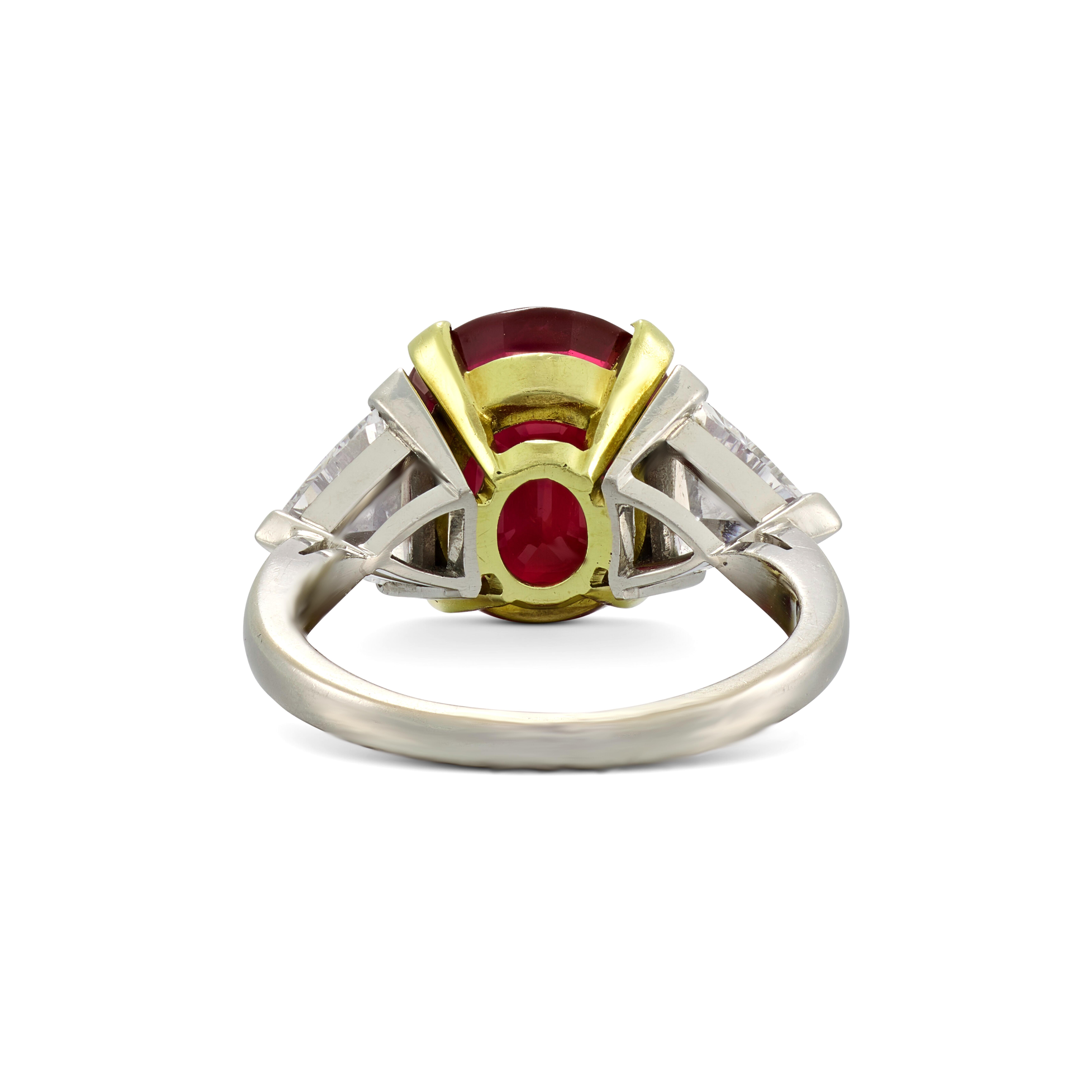 Extraordinario Anillo de Rubí Real ROJO VIVO de 7,57 quilates - Certificado C. Dunaigre

Una gema excepcional de una intensidad sin parangón: este rubí de 7,57 quilates ostenta el codiciado grado de color Rojo Vivo Real, certificado por C.