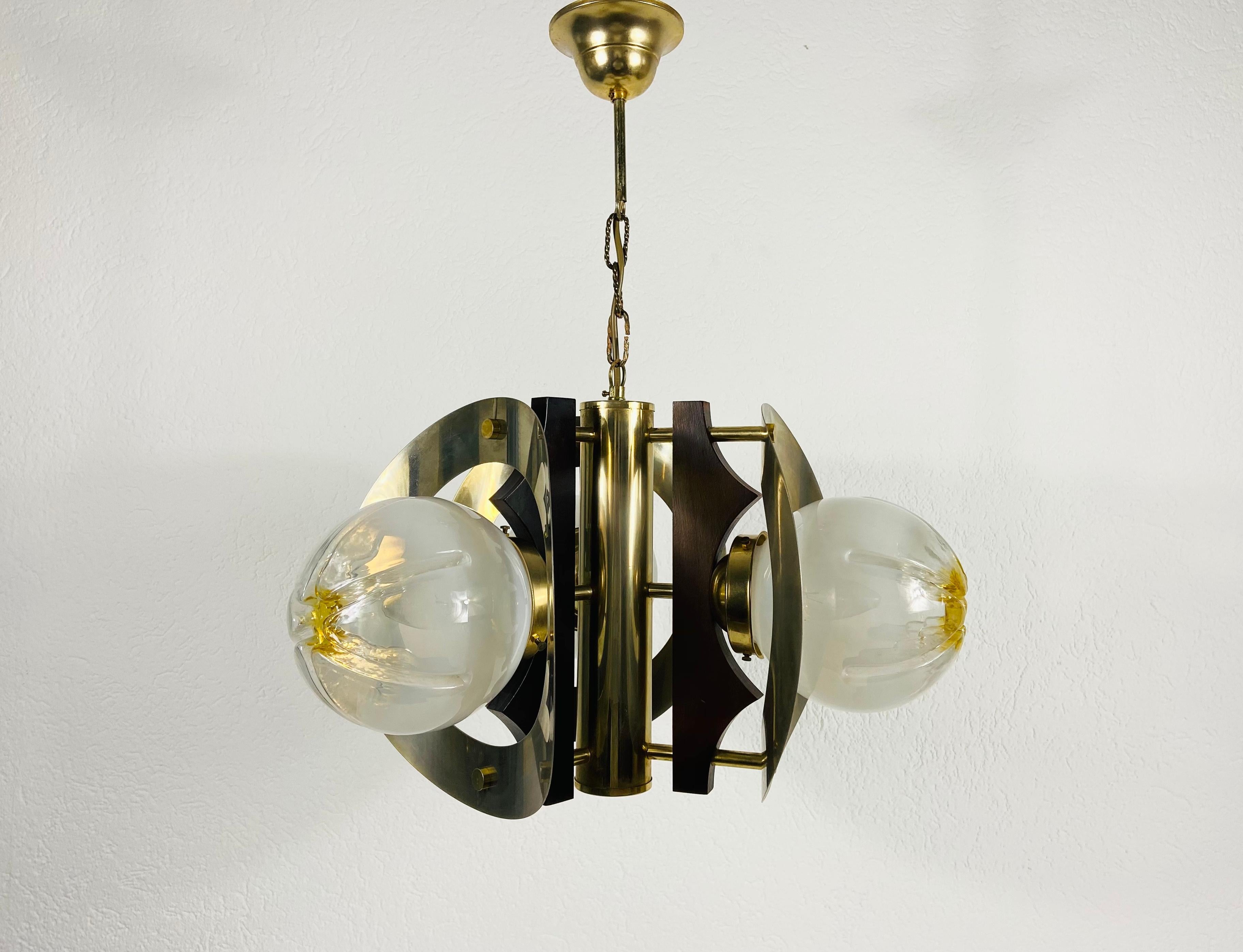 Une belle lampe suspendue en verre de Murano fabriquée en Italie dans les années 1970. Le luminaire est fabriqué en Murano épais. Il a une couleur étonnante et il est très solide. Les trois parties en verre sont fixées au corps en aluminium.

Le