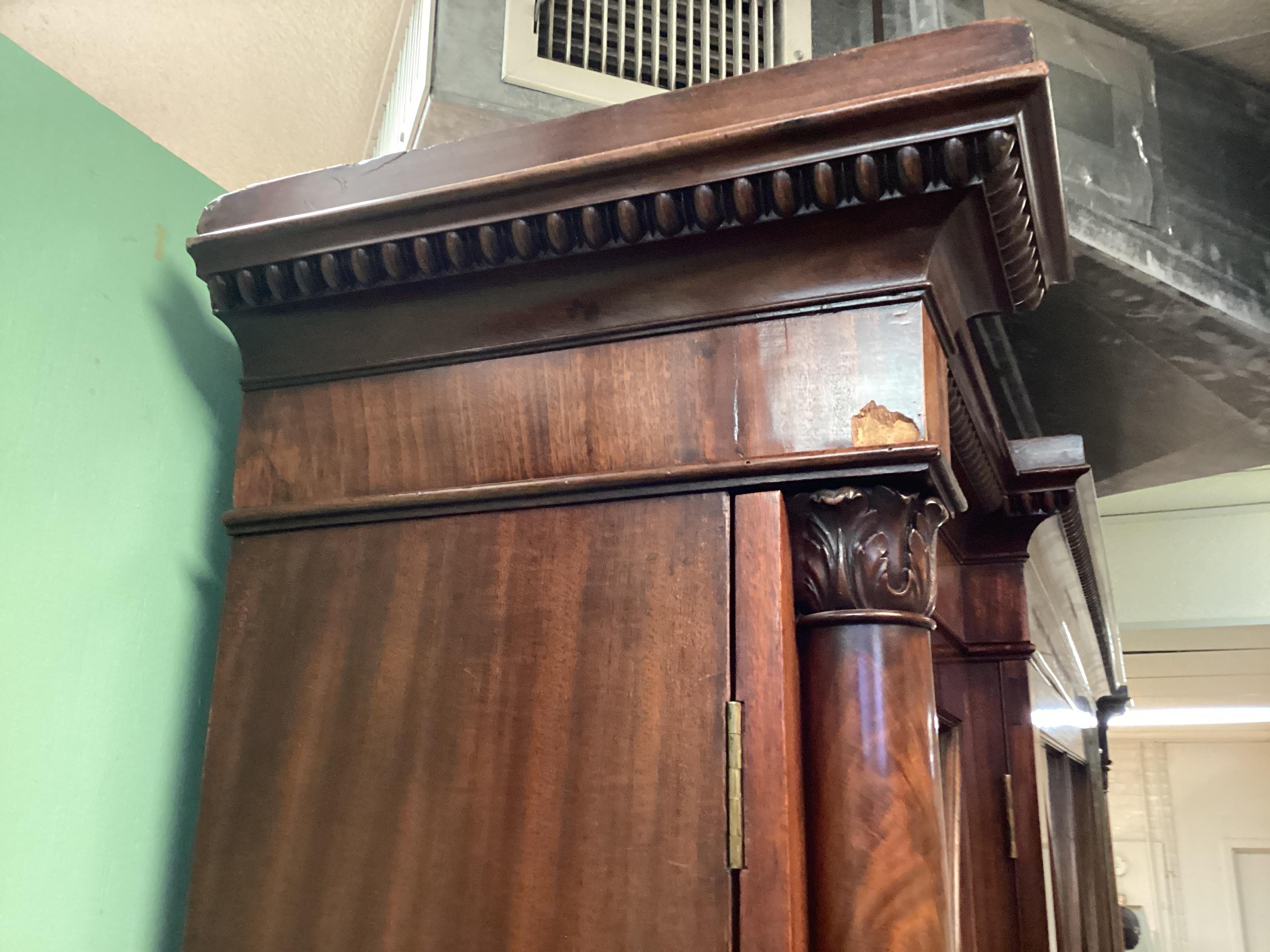 Extraordinaire et monumentale bibliothèque en acajou ancien à façade brisée en vente 14