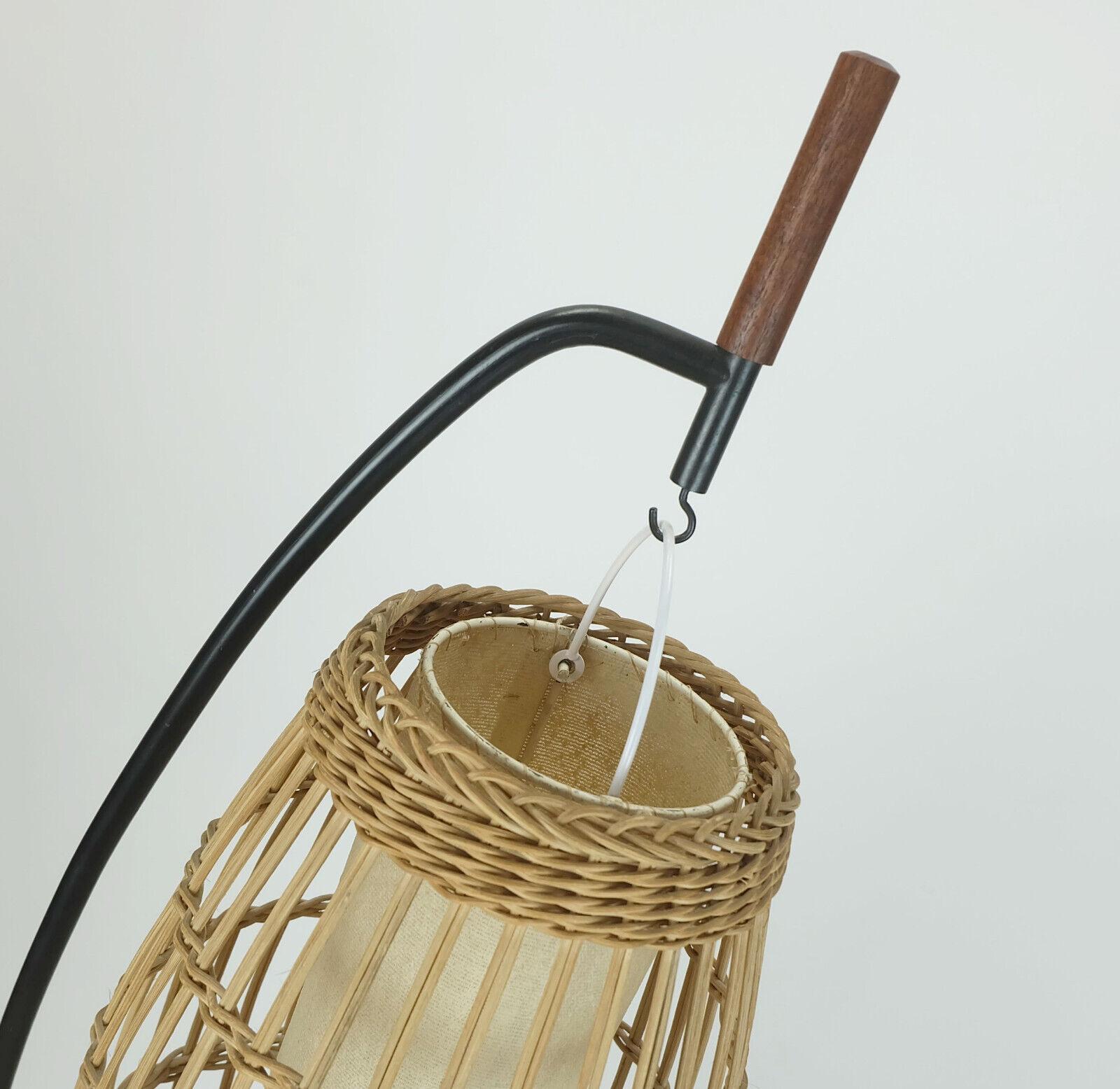 Mid-Century moderno straordinaria e rara LAMPADA DA PAVIMENTO di metà secolo in rattan intrecciato con teak e metallo nero 1960 in vendita