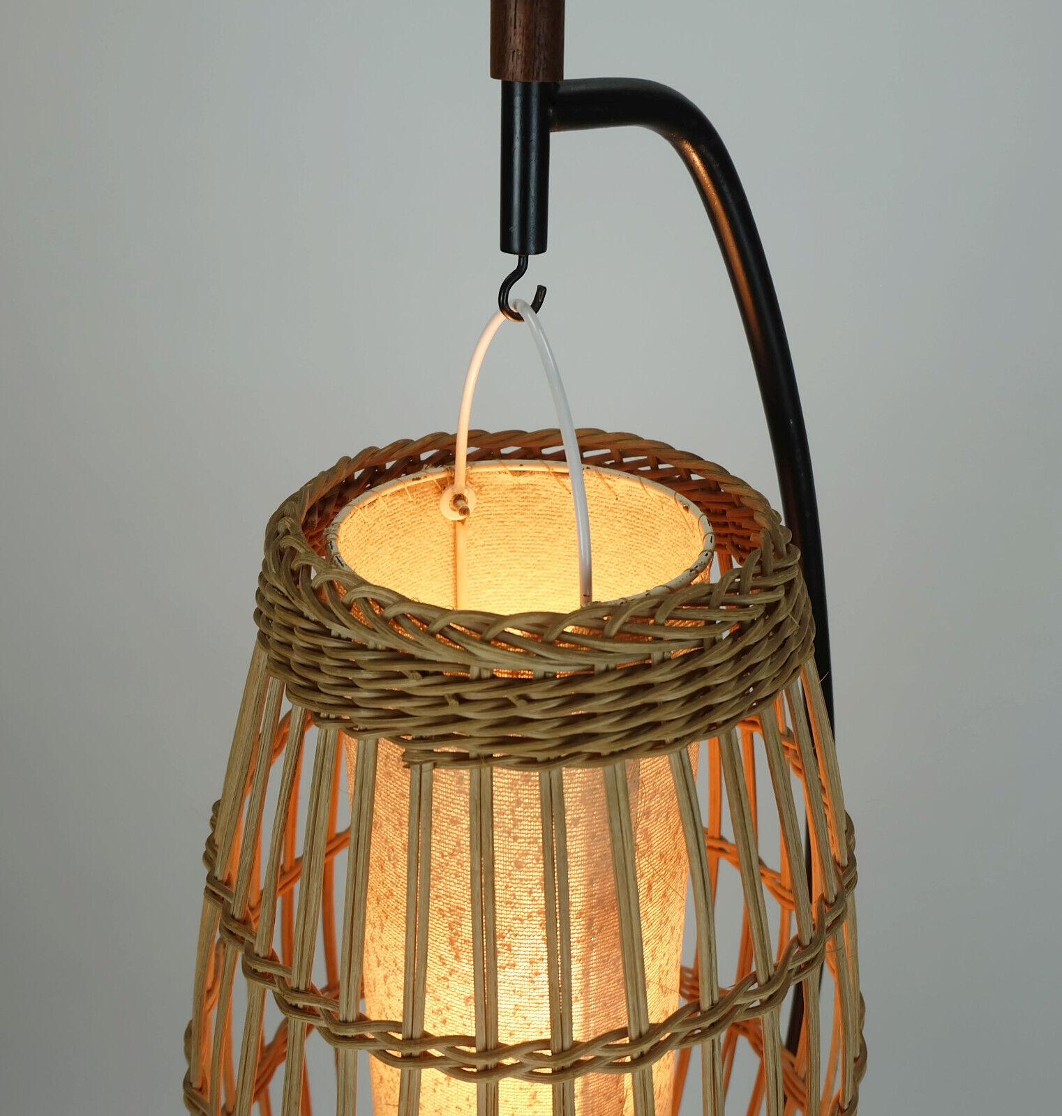 Europeo straordinaria e rara LAMPADA DA PAVIMENTO di metà secolo in rattan intrecciato con teak e metallo nero 1960 in vendita