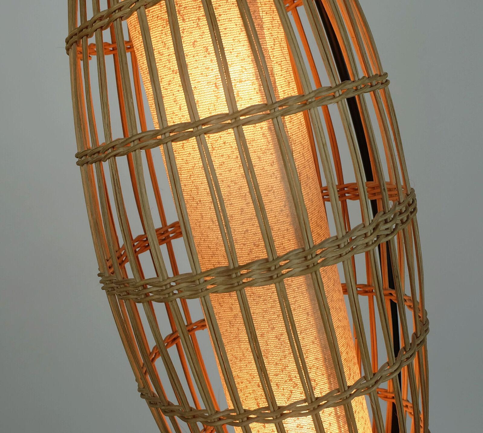 Metà XX secolo straordinaria e rara LAMPADA DA PAVIMENTO di metà secolo in rattan intrecciato con teak e metallo nero 1960 in vendita