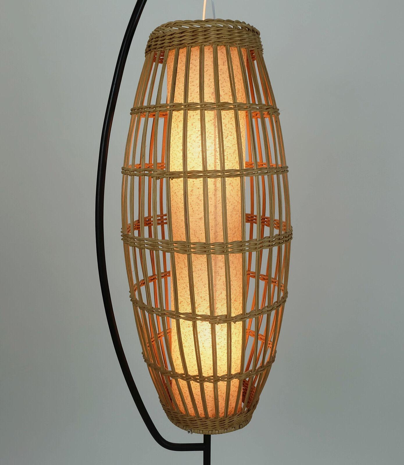 Metallo straordinaria e rara LAMPADA DA PAVIMENTO di metà secolo in rattan intrecciato con teak e metallo nero 1960 in vendita
