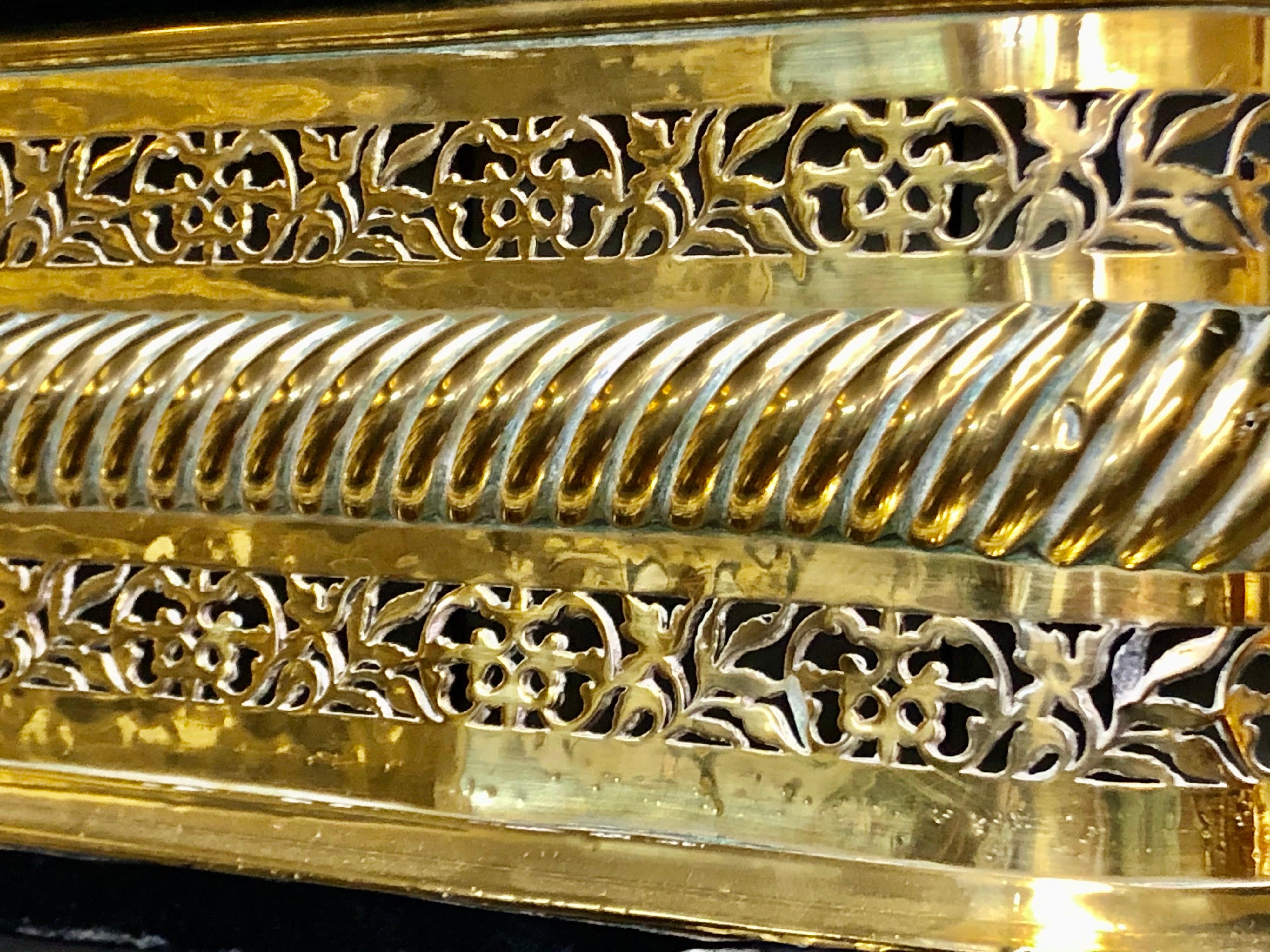 Extraordinary Antique English Geo. III Pierced Brass Footed Fireplace Fender In Good Condition For Sale In Charleston, SC
