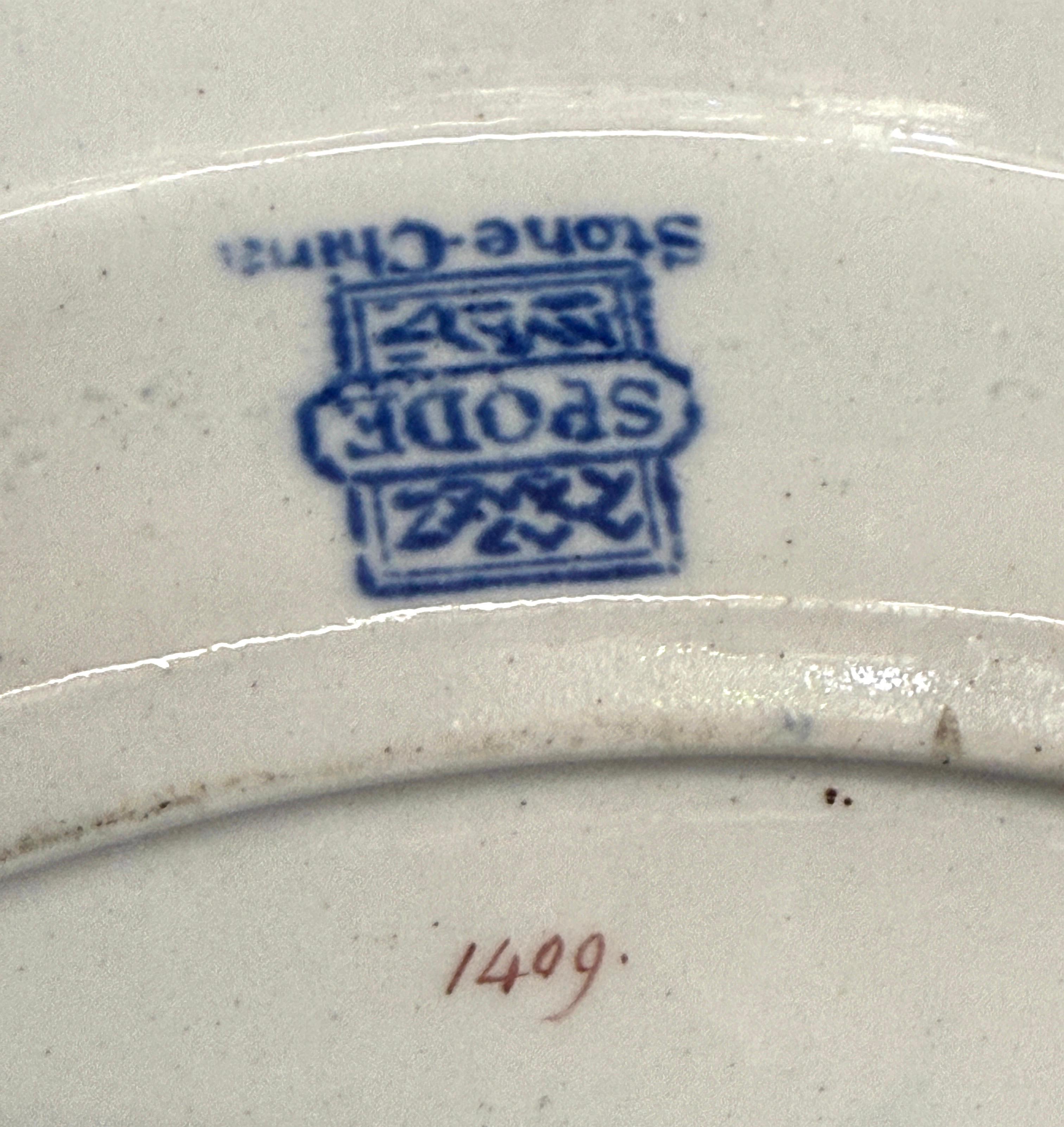 Un magnifico piatto da credenza di Spode in pietra ferrosa con decoro 