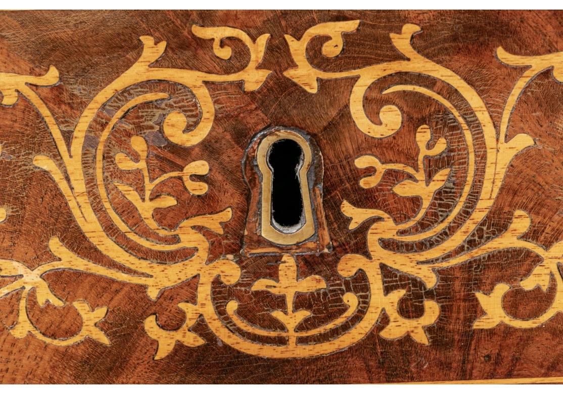 Außergewöhnlicher antiker tropfenförmiger Tisch aus gemasertem Holz und Intarsien für die Restaurierung im Angebot 4