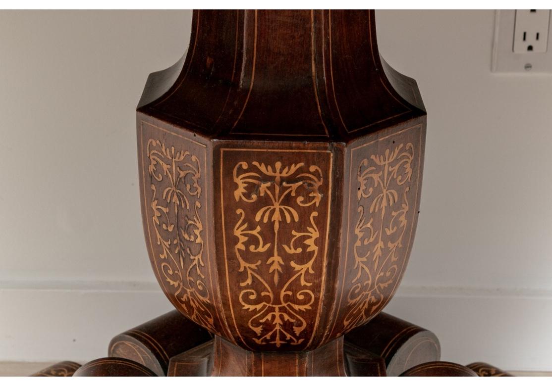 Außergewöhnlicher antiker tropfenförmiger Tisch aus gemasertem Holz und Intarsien für die Restaurierung im Angebot 5