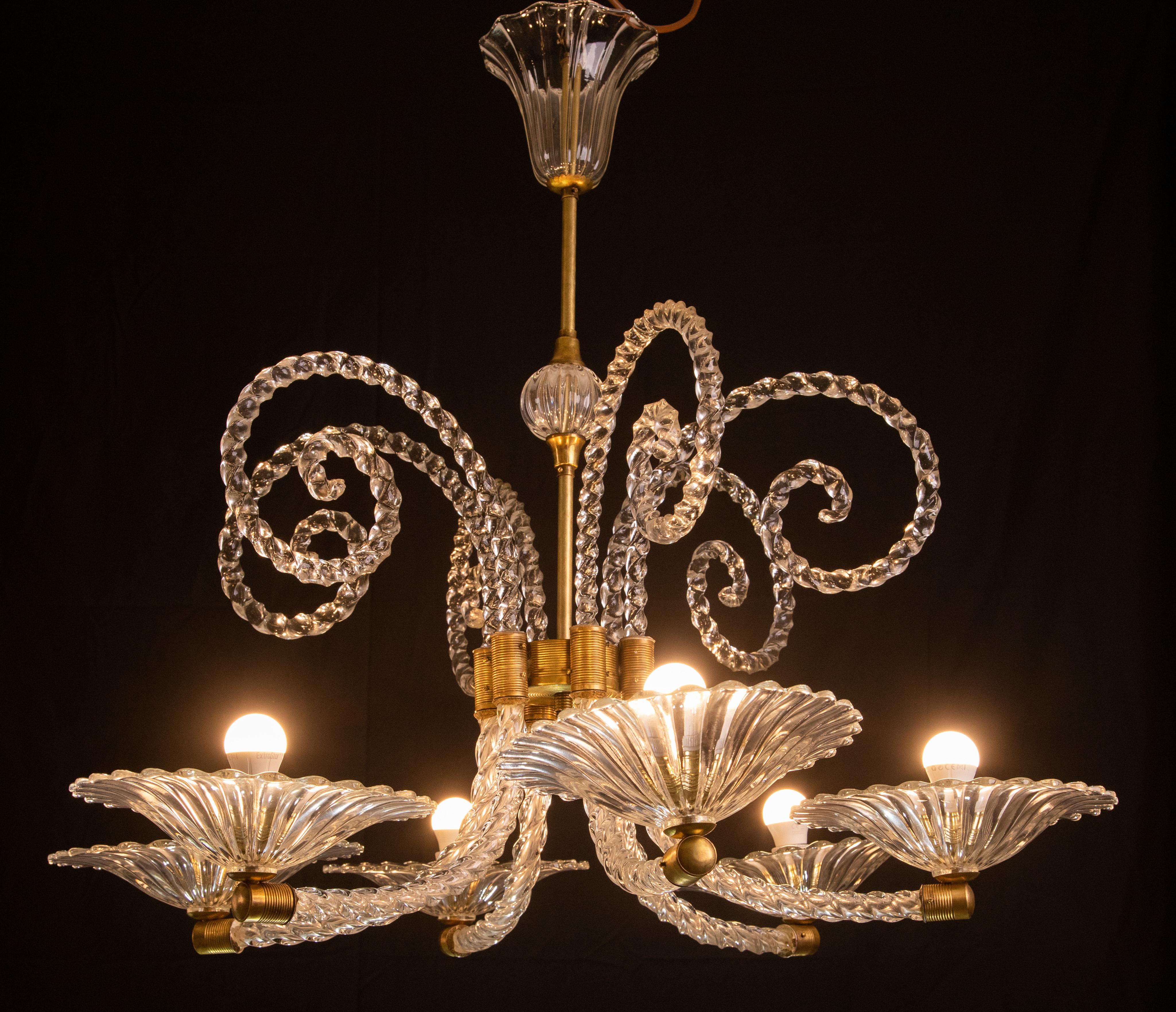 Extraordinary Murano chandelier from the Barovier and Toso glassworks.

Period circa 1940.

The chandelier consists of a central brass board, fully restored to a high gloss, to which 6 arms with cups are attached, for a total of 6 lights.

The