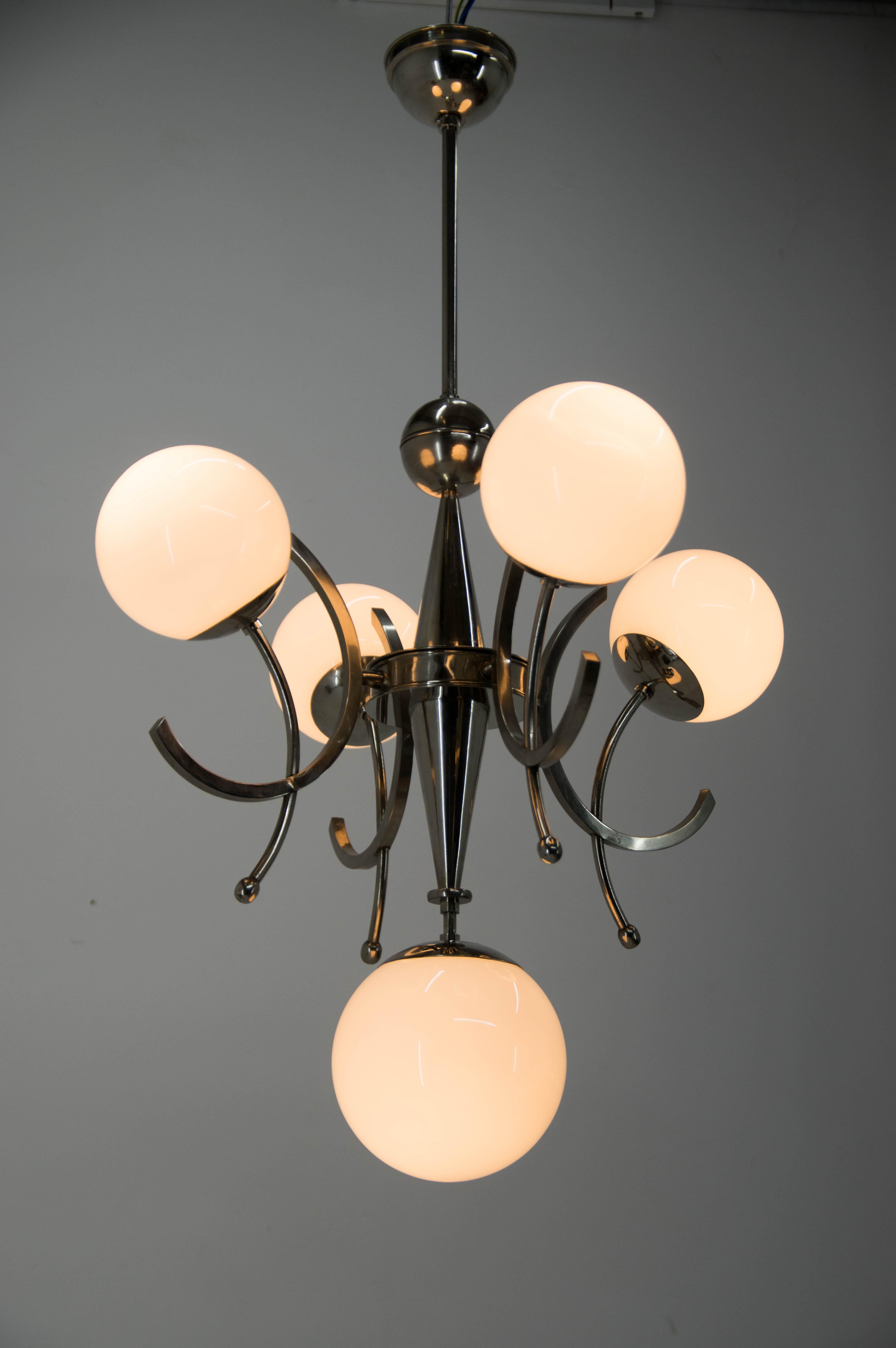 Lustre Art Déco des années 1930 très unique et inhabituel en parfait état. 
Restaurée, chromée, recâblée - deux circuits séparés : 1+4x40W, ampoules E25-E27.
Compatible avec le câblage américain.
La tige centrale peut être raccourcie sur demande.