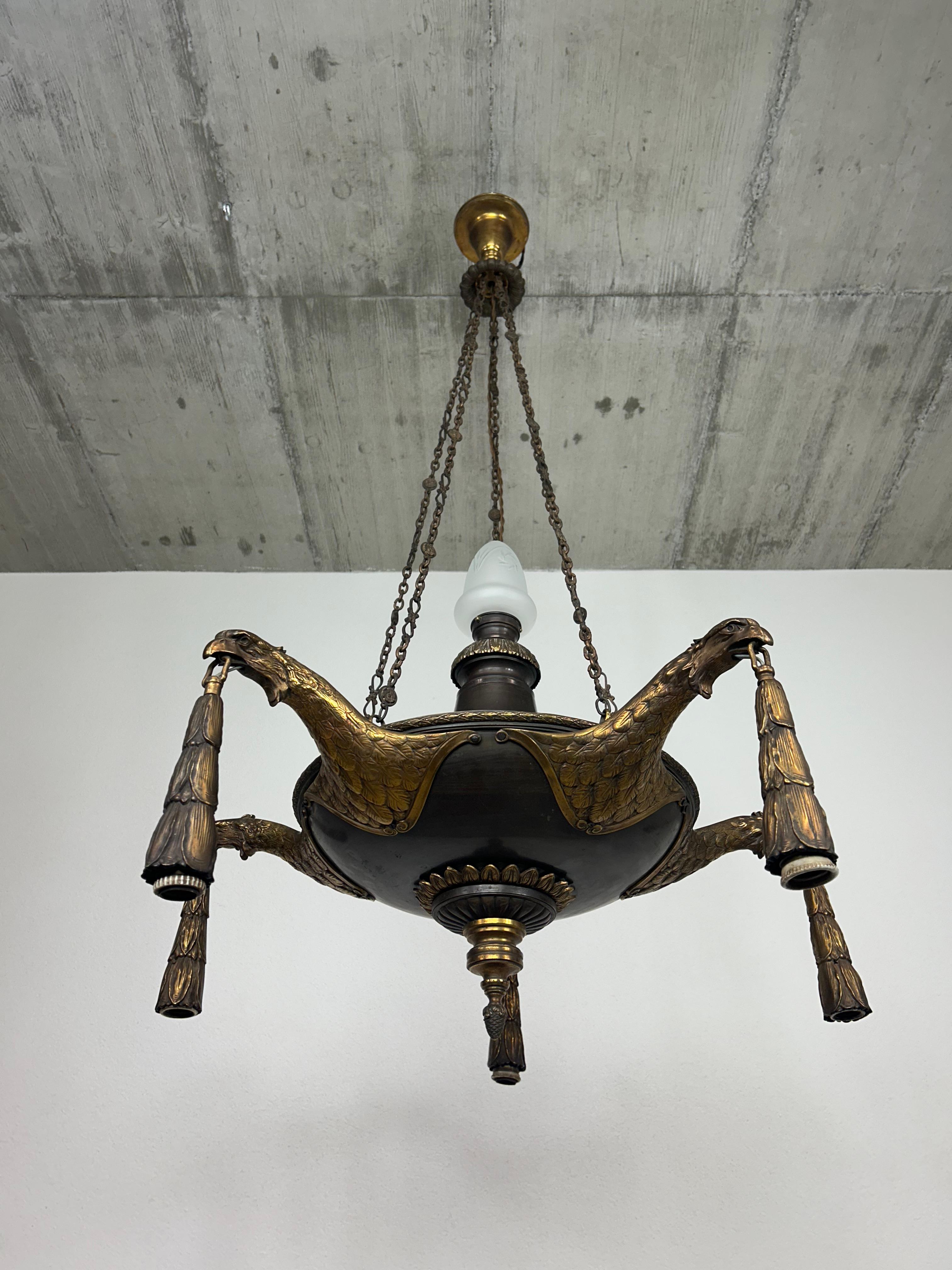 Extraordinaria araña art decó con 5 águilas de bronce, trabajo de orfebrería muy fino, recableada. 