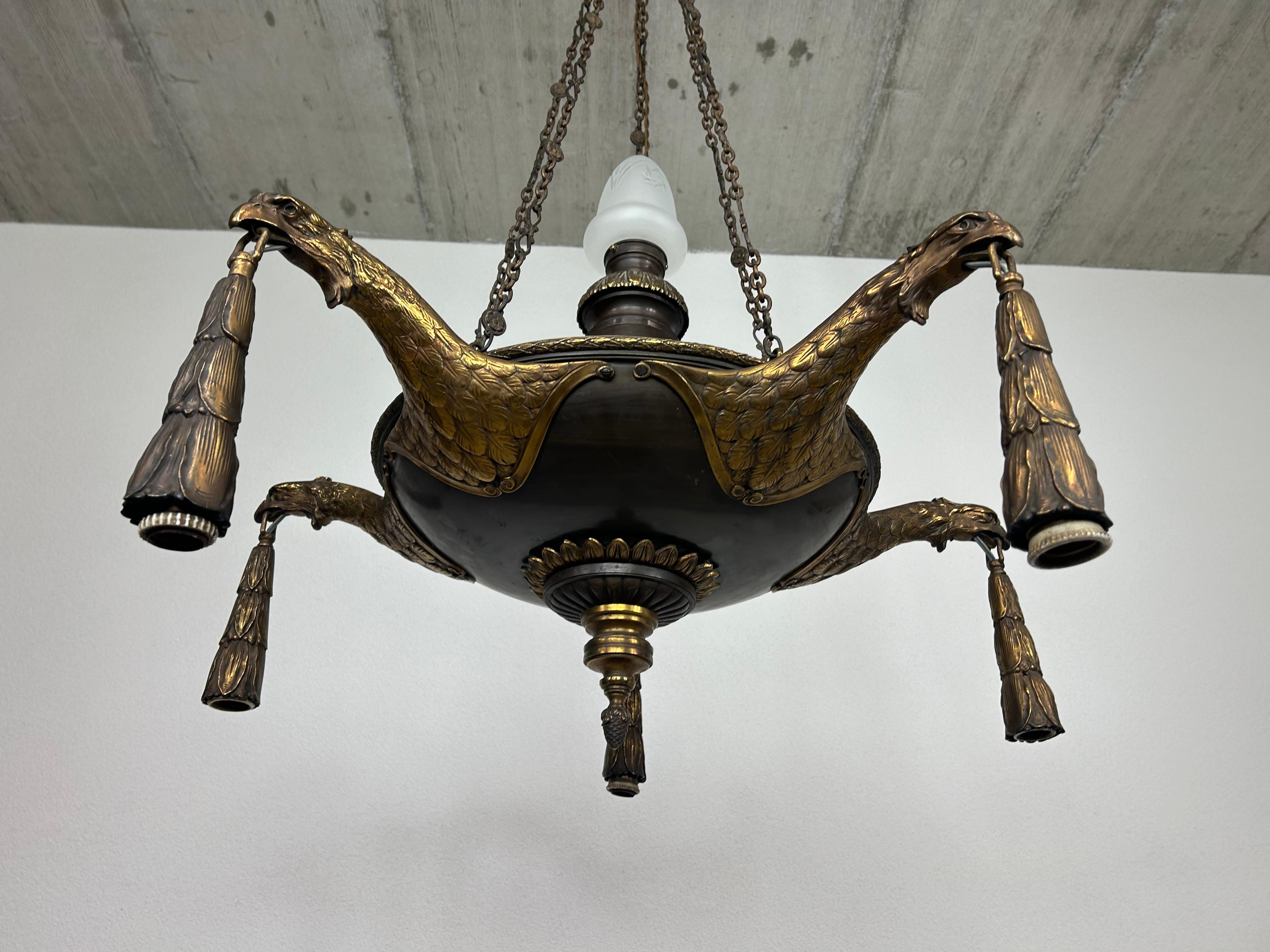 Extraordinaria araña art decó con águilas de bronce Art Decó en venta