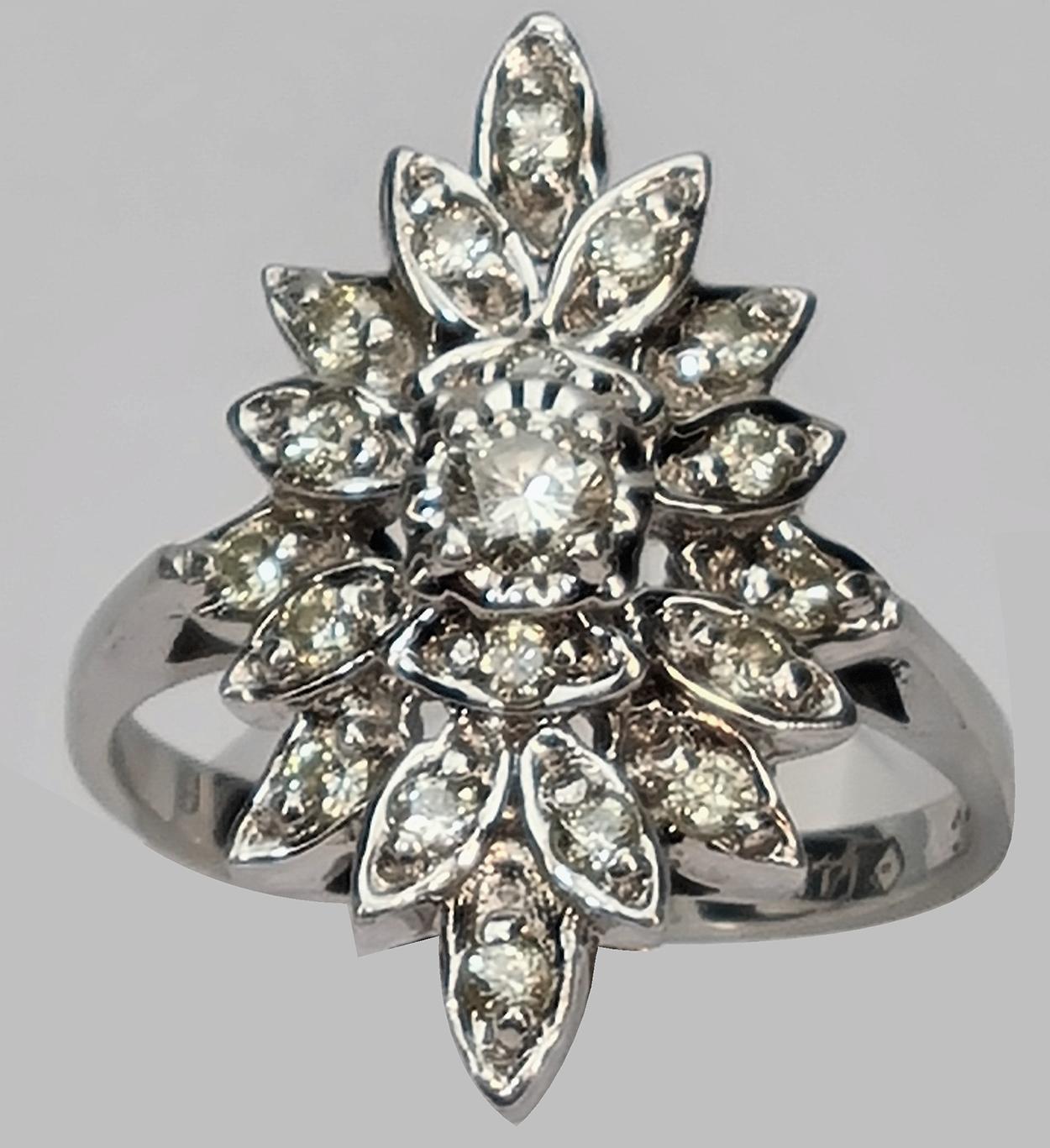 Extraordinary Art Deco Diamond Ring, 585 White Gold In Good Condition For Sale In rijssen, NL