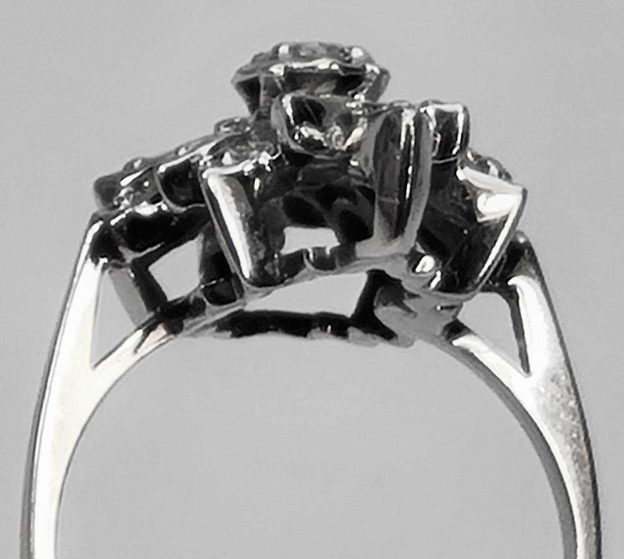 Extraordinary Art Deco Diamond Ring, 585 White Gold For Sale 1