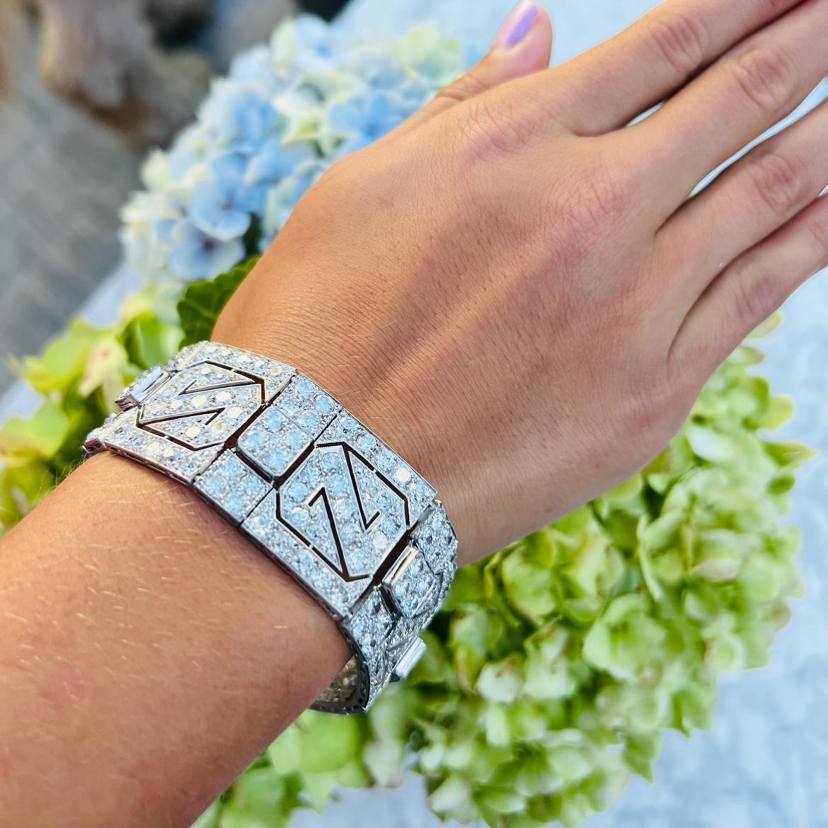 Ogni tanto si aggiunge alla collezione un gioiello che lascia davvero senza fiato. Questo è uno di quei momenti. Questo bracciale di diamanti Art Déco è un vero e proprio pezzo forte. Con circa 329 diamanti taglio vecchio europeo di eccezionale