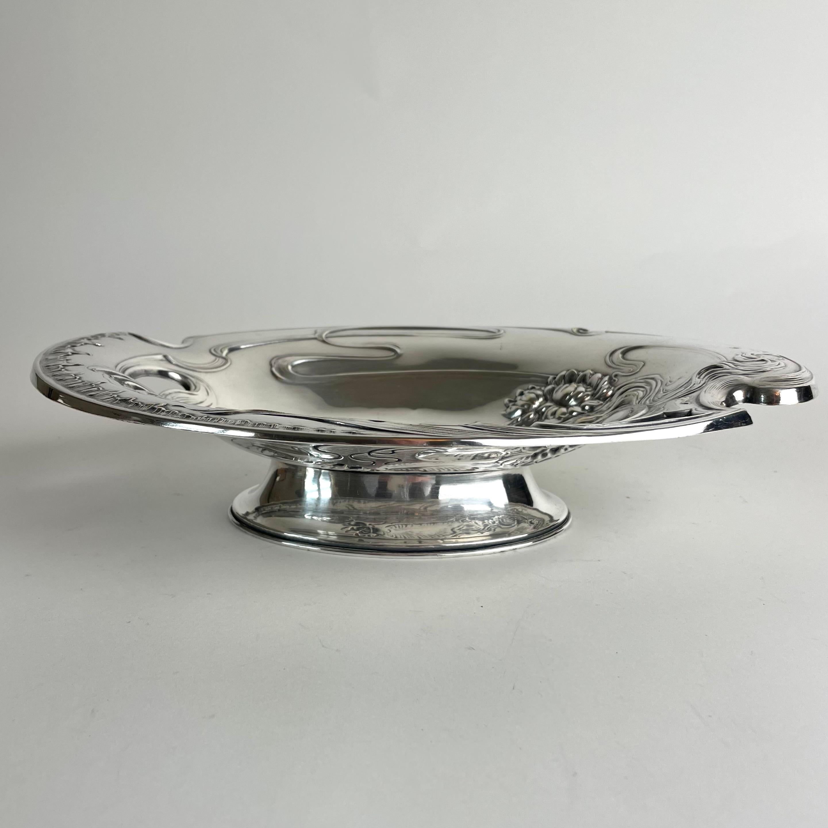 Argentato Extraordinary Art Nouveau Silvered Brass Dish, Stockholm, ca. 1900 in vendita