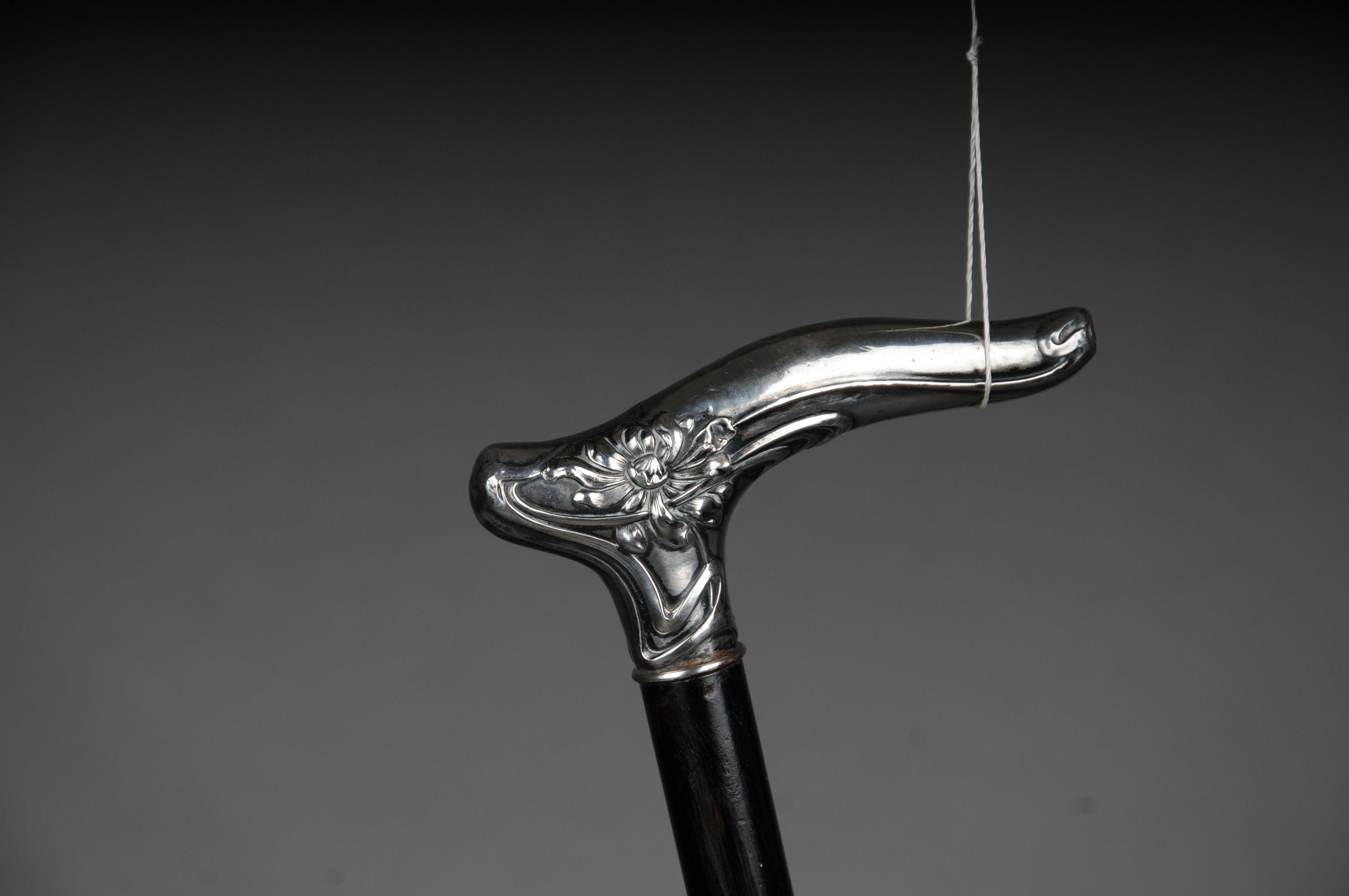 Extraordinary walking stick with beautiful Art Nouveau handle in 800 silver
around 1900
Floral Art Nouveau handle slightly tarnished silver.