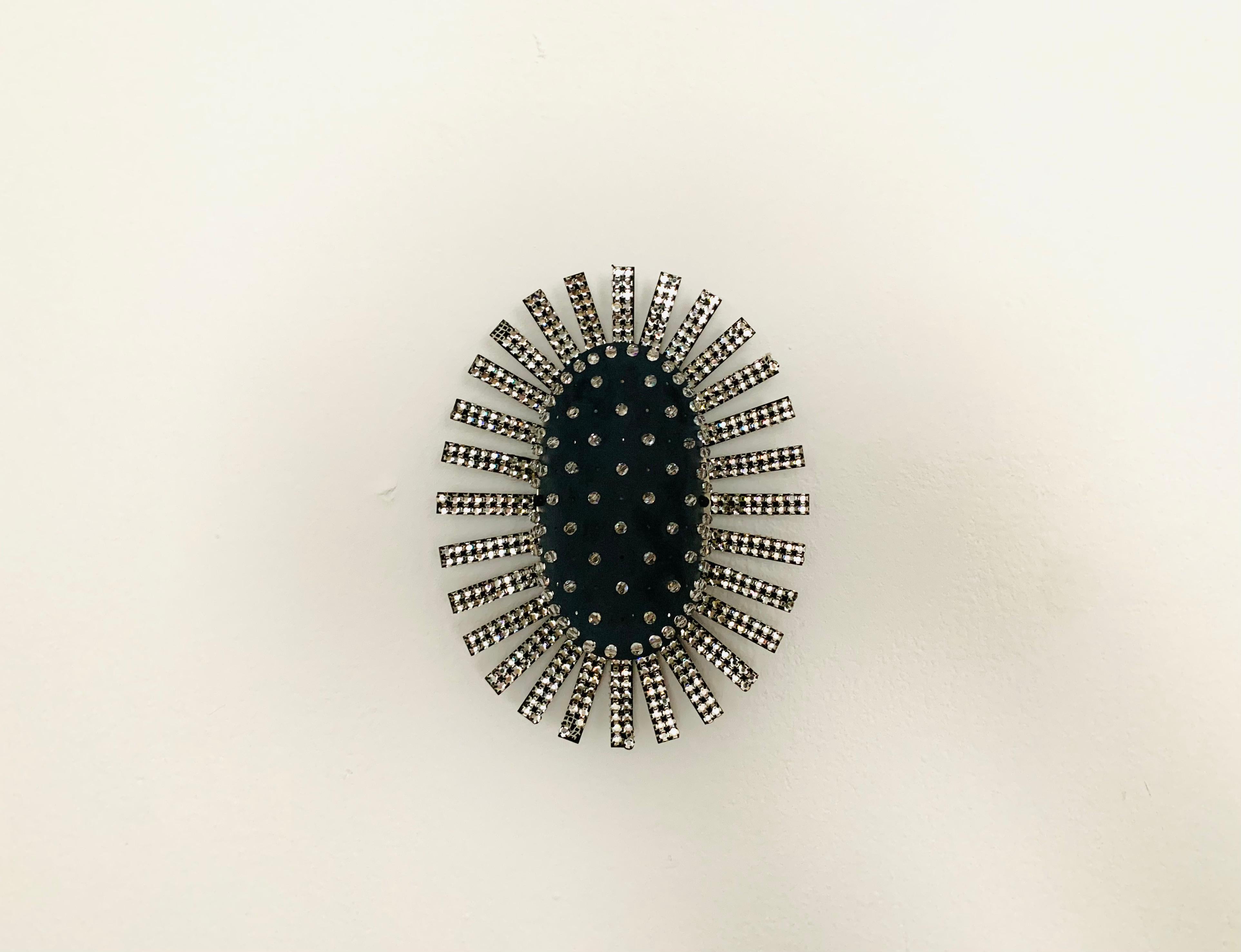 Extremely rare and enchanting wall lamp from the 1950s.
Exceptional design and high-quality workmanship.
The Swarovski crystals and the shape create a fantastic play of light.

Condition:

Very good vintage condition with slight signs of wear and