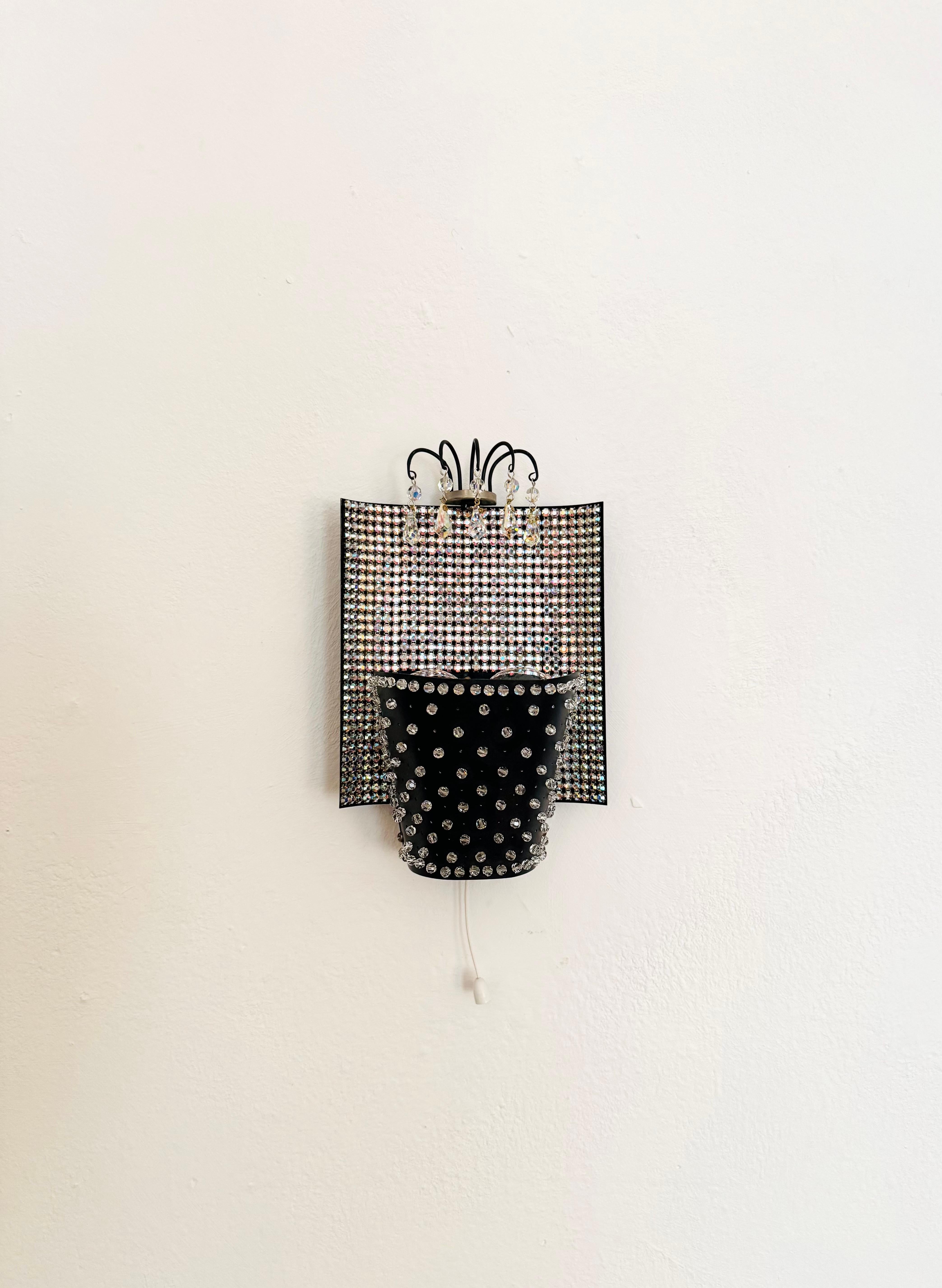 Extremely rare and enchanting wall lamp from the 1950s.
Exceptional design and high-quality workmanship.
The Swarovski crystals and the shape create a fantastic play of light.

Condition:

Very good vintage condition with slight signs of wear and