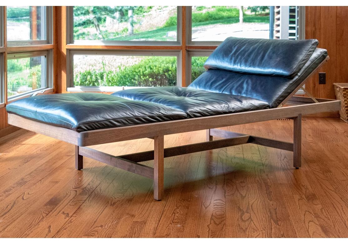 Außergewöhnliche Bassam Fellows Nussbaum und schwarzes Leder Daybed im Angebot 4