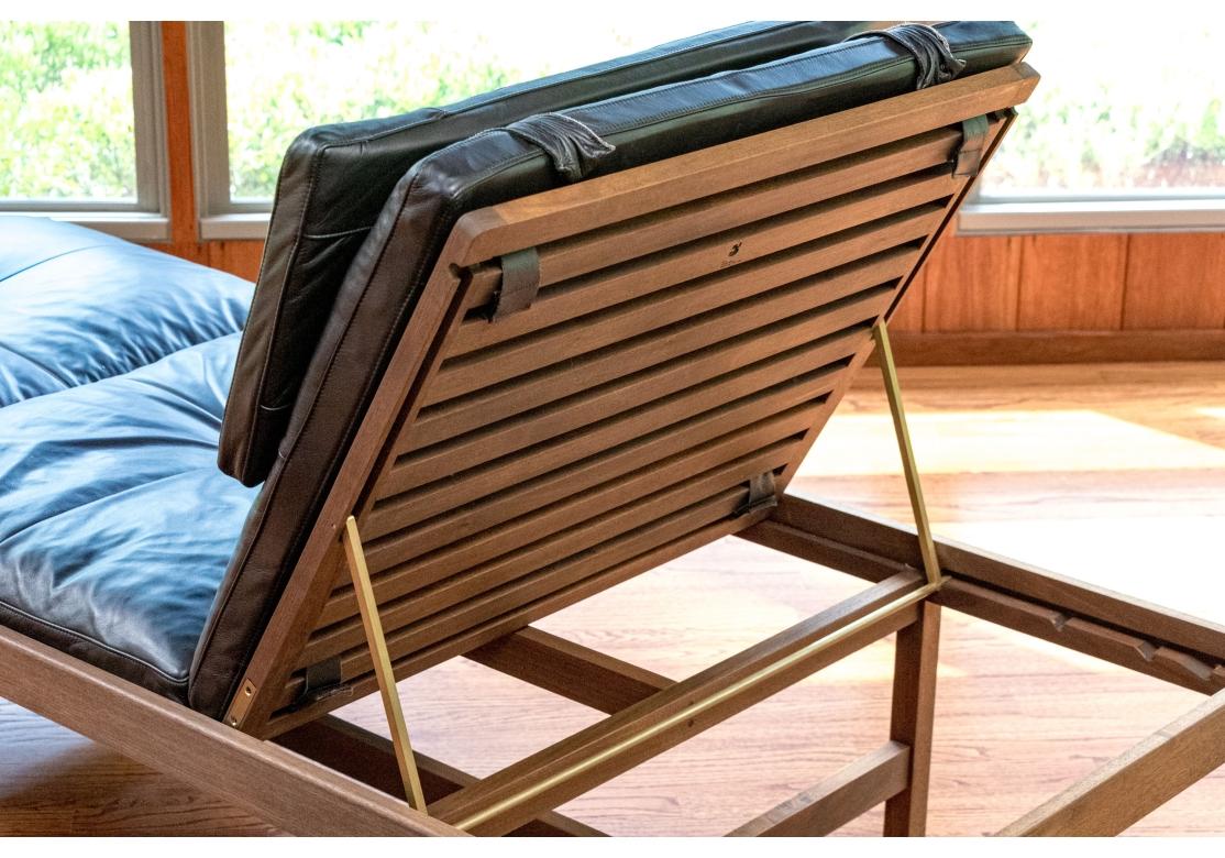 Außergewöhnliche Bassam Fellows Nussbaum und schwarzes Leder Daybed im Angebot 6
