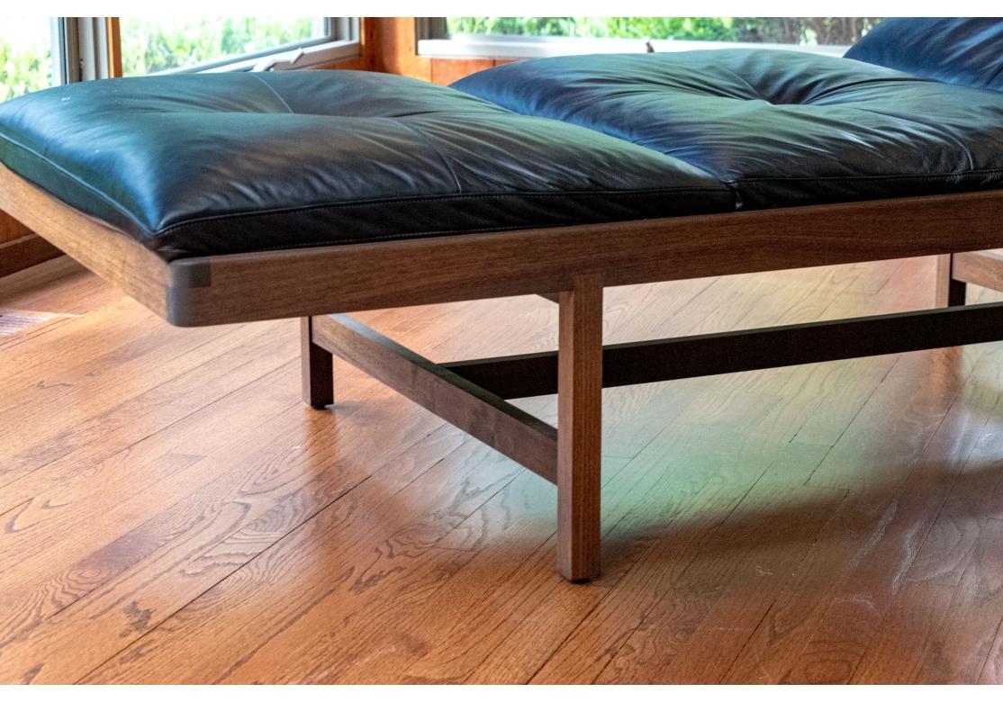 Außergewöhnliche Bassam Fellows Nussbaum und schwarzes Leder Daybed im Angebot 9