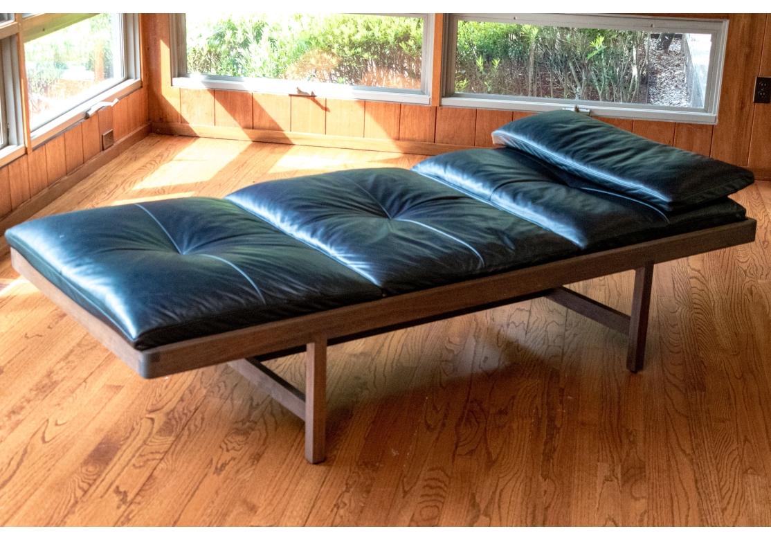 Außergewöhnliche Bassam Fellows Nussbaum und schwarzes Leder Daybed im Angebot 11