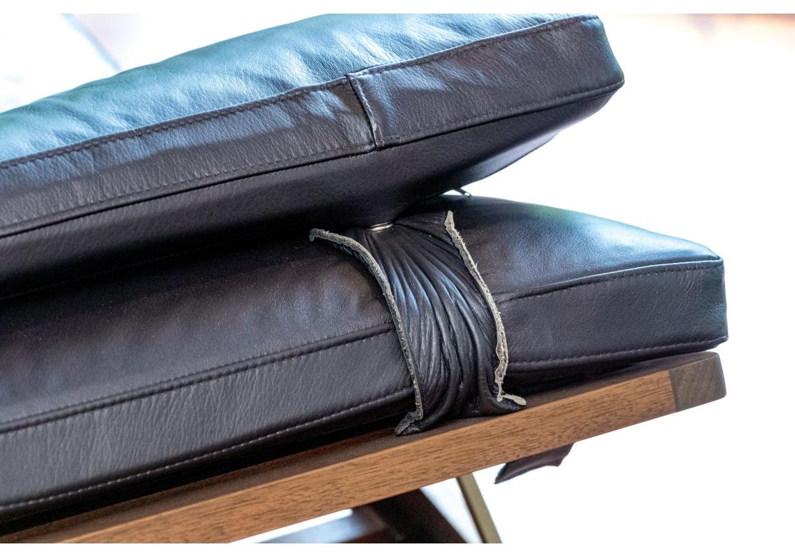 Das 2004 von Craig Bassam entworfene und aus handbearbeitetem Massivholz und handgenähtem italienischem Leder mit Daunenfüllung gefertigte Bassam Fellows Daybed hat dazu beigetragen, das Designteam Craig Bassam und Scott Fellows an der Spitze der