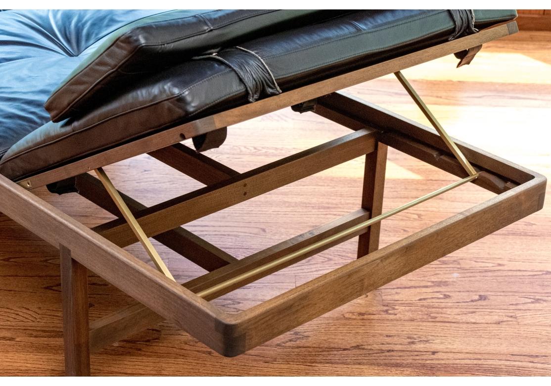 Außergewöhnliche Bassam Fellows Nussbaum und schwarzes Leder Daybed (Moderne der Mitte des Jahrhunderts) im Angebot