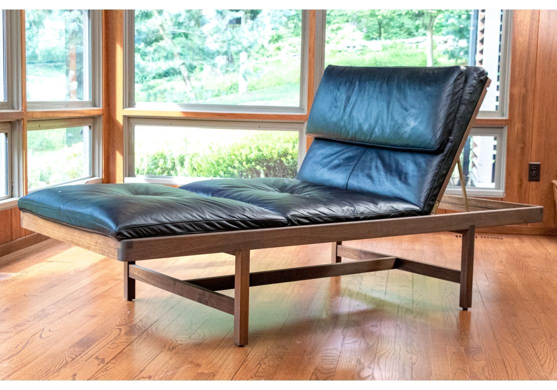 Außergewöhnliche Bassam Fellows Nussbaum und schwarzes Leder Daybed im Zustand „Relativ gut“ im Angebot in Bridgeport, CT