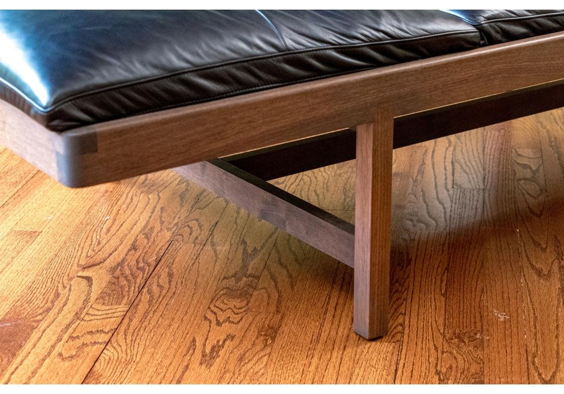 Außergewöhnliche Bassam Fellows Nussbaum und schwarzes Leder Daybed (21. Jahrhundert und zeitgenössisch) im Angebot