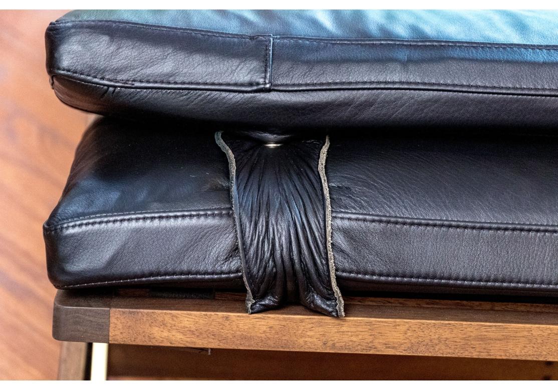 Außergewöhnliche Bassam Fellows Nussbaum und schwarzes Leder Daybed im Angebot 1