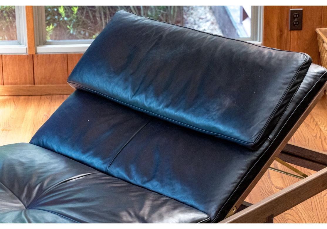 Außergewöhnliche Bassam Fellows Nussbaum und schwarzes Leder Daybed im Angebot 2