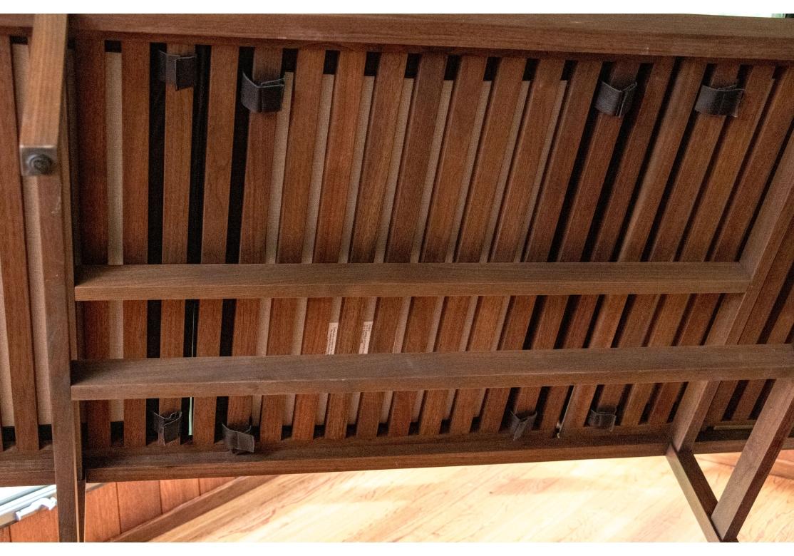 Außergewöhnliche Bassam Fellows Nussbaum und schwarzes Leder Daybed im Angebot 3