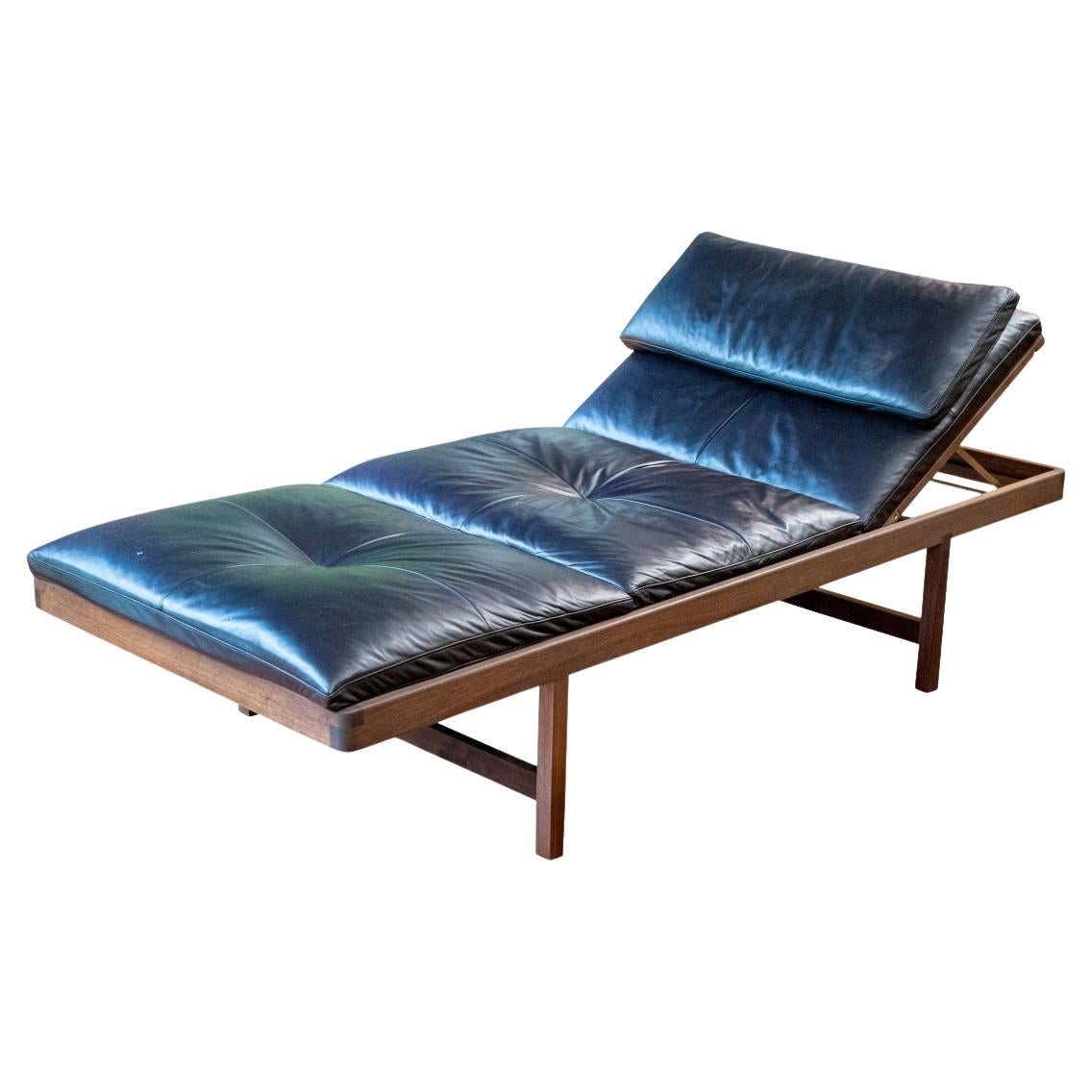 Extraordinaire lit de jour Bassam Fellows en noyer et cuir noir