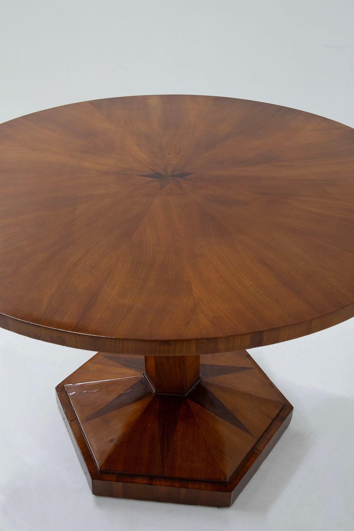 Extraordinary Biedermeier Walnut Round Table with Star  In Good Condition In Milano, IT