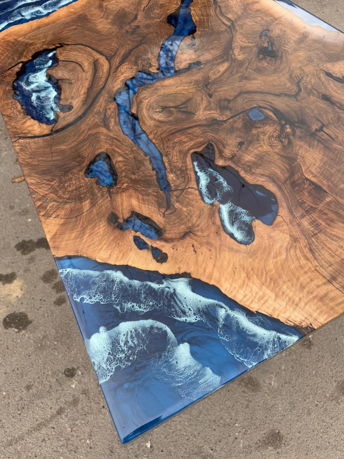 Intagliato a mano Straordinario tavolo da pranzo in resina epossidica blu oceano - Tavolo personalizzato Wood Wood in vendita