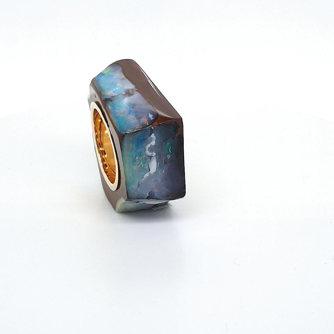 Dieser Boulder Opal Ring mit 18 Karat Gelbgold ist komplett handgefertigt und aus einem außergewöhnlichen Stück geschliffen.
Sowohl das Schneiden als auch die Vergoldung sind in deutscher Qualität gefertigt.
Es ist sehr schwierig, einen geeigneten