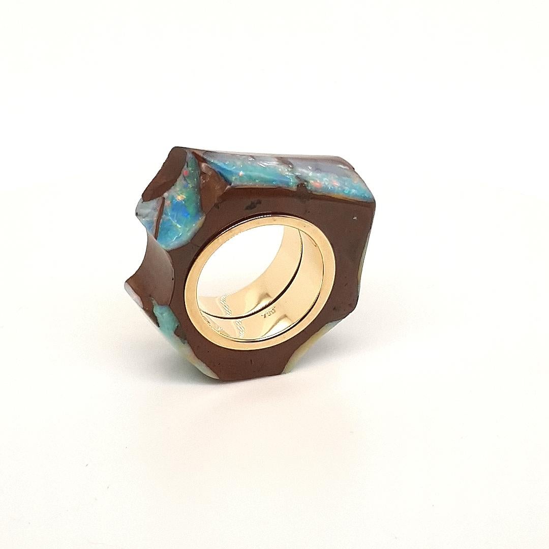 Natural Statement Boulder Opal Ring with 18 Carat Yellow Gold In New Condition For Sale In Kirschweiler, DE
